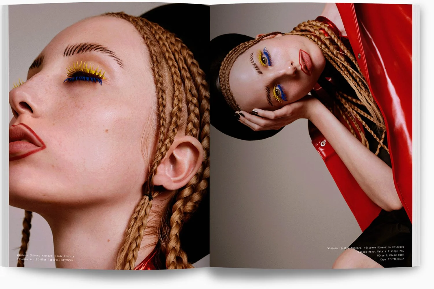 Zwei Nahaufnahmen einer Frau mit roten geflochtenen Haaren, auffälligem Make-up und bunten Wimpern sowie Lippenstift. Auf der linken Seite ist die Frau mit geschlossenem Blick, auf der rechten Seite liegt sie auf dem Rücken, stützt den Kopf mit der H