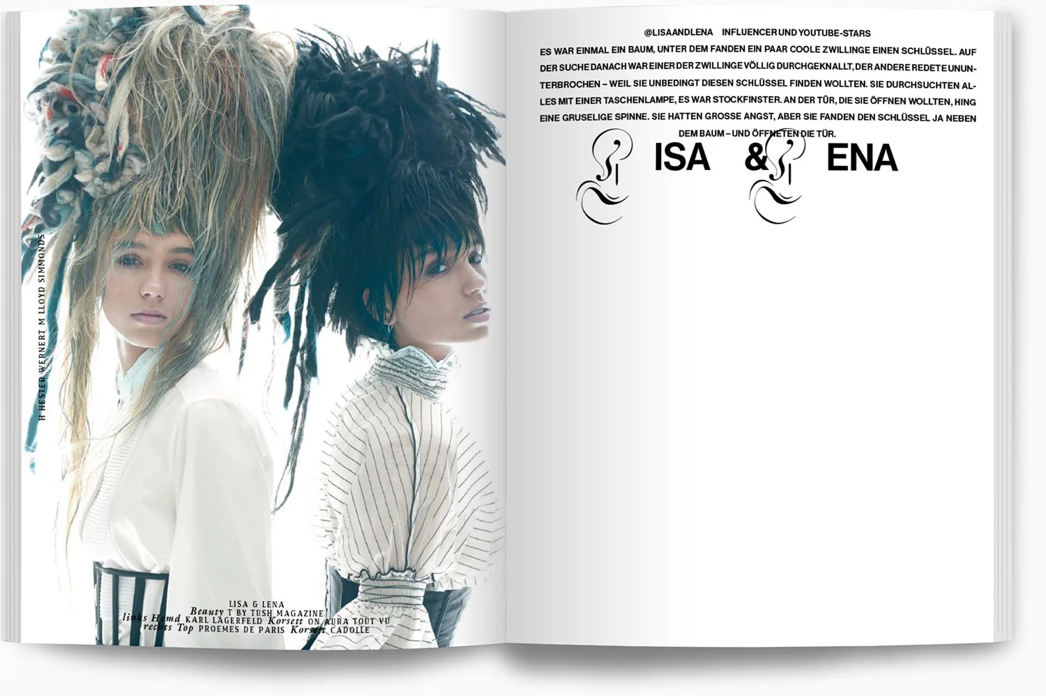 Fotografie von zwei Frauen mit großen, ausgefallenen Frisuren, einer mit hellblondem, lockigem Haar und die andere mit schwarzen, zotteligen Haaren, auf einer Doppelseite eines Magazins. Text neben den Bildern beschreibt die Designerin und Modelnamen