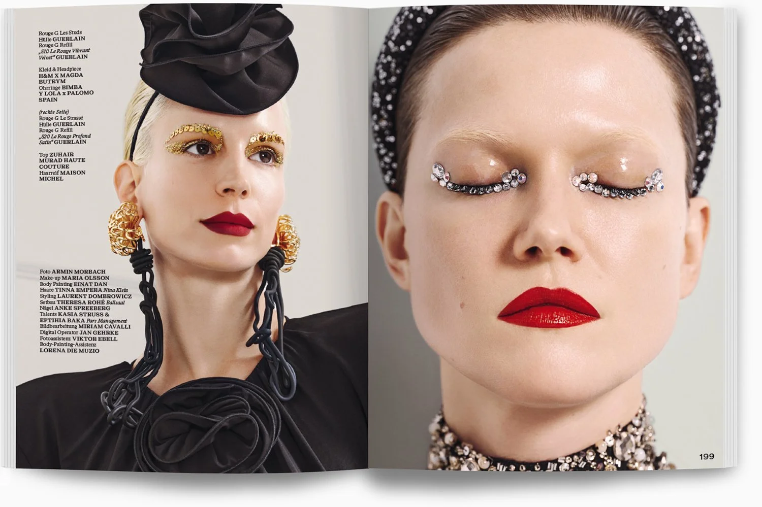 Zwei Frauen mit Farb- und Make-up-Kunst, eine trägt schwarzes Outfit mit großen goldenen Ohrringen, betont mit goldenen Augenbrauen und roten Lippen, die andere trägt eine schwarze tupferbesetzte Kopfbedeckung und einen Kristall-Schmuck, mit geschlos