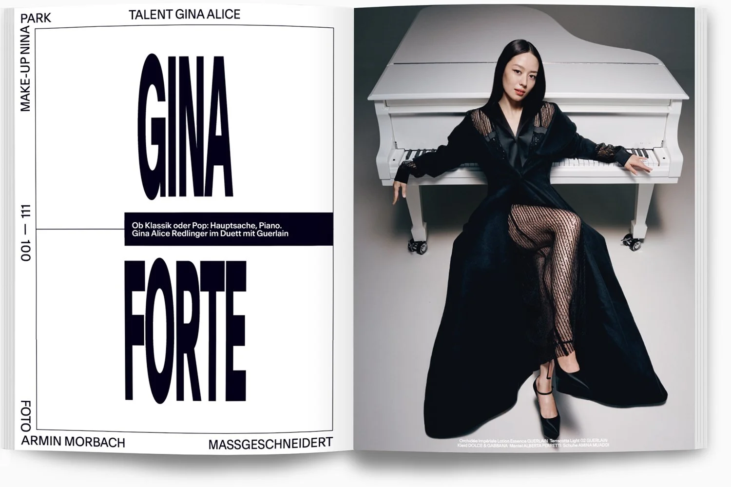 Seitenansicht eines Magazin-Covers mit einem schwarzen Kleid und einem weißen Flügel im Hintergrund. Eine Frau in schwarzem, eleganten Kleid sitzt auf dem Boden, mit moderner Frisur und Make-up.