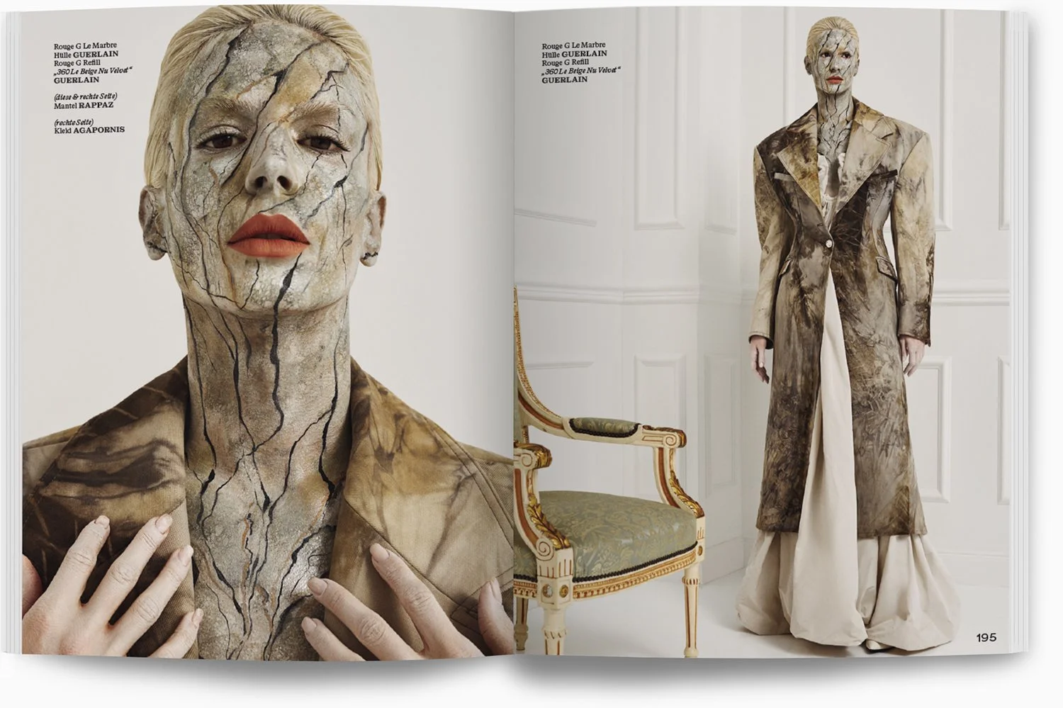 Ein Kunstwerk oder Kostüm, das eine weibliche Figur mit einer zerbrochenen Marmor- oder Gesteinsoptik zeigt, einer aufwendigen Jacke und einem langen Rock, in einem weißen Raum mit klassischen Möbeln.