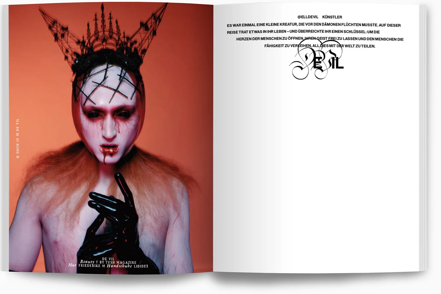 Kostümierte Person mit weißem Gesicht, roten Make-up, schwarzen Lippen, dreadlockähnlichem Haar, schwarzem Spitzenkragen, schwarzer Handschuh, und einer schwarzen Krone aus Spinnweben. Hintergrund in Orange.