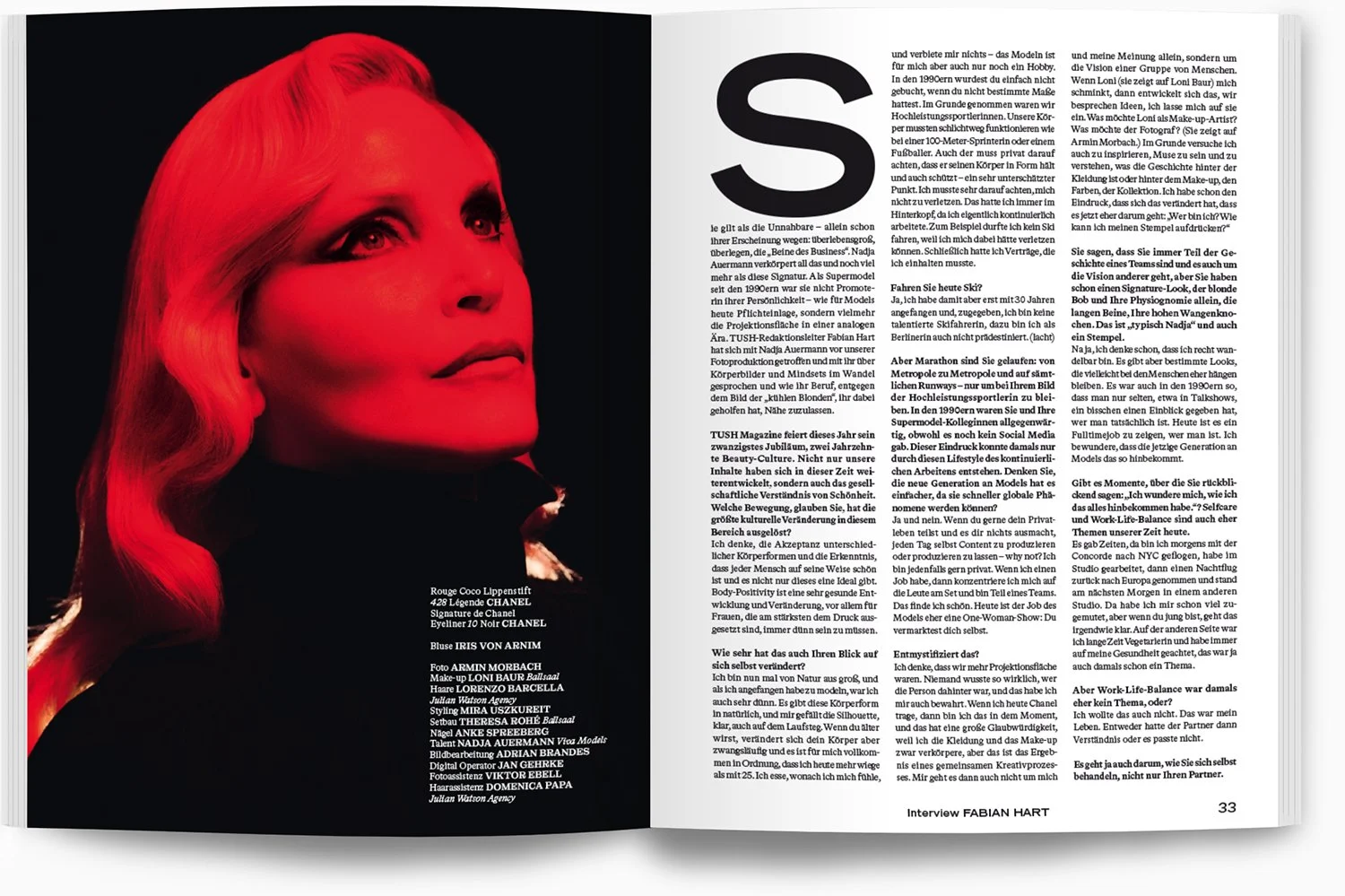 Doppelseite einer Zeitschrift mit einem großen Portraitfoto einer Frau mit roten Haaren auf der linken Seite und deutscher Text auf der rechten Seite.