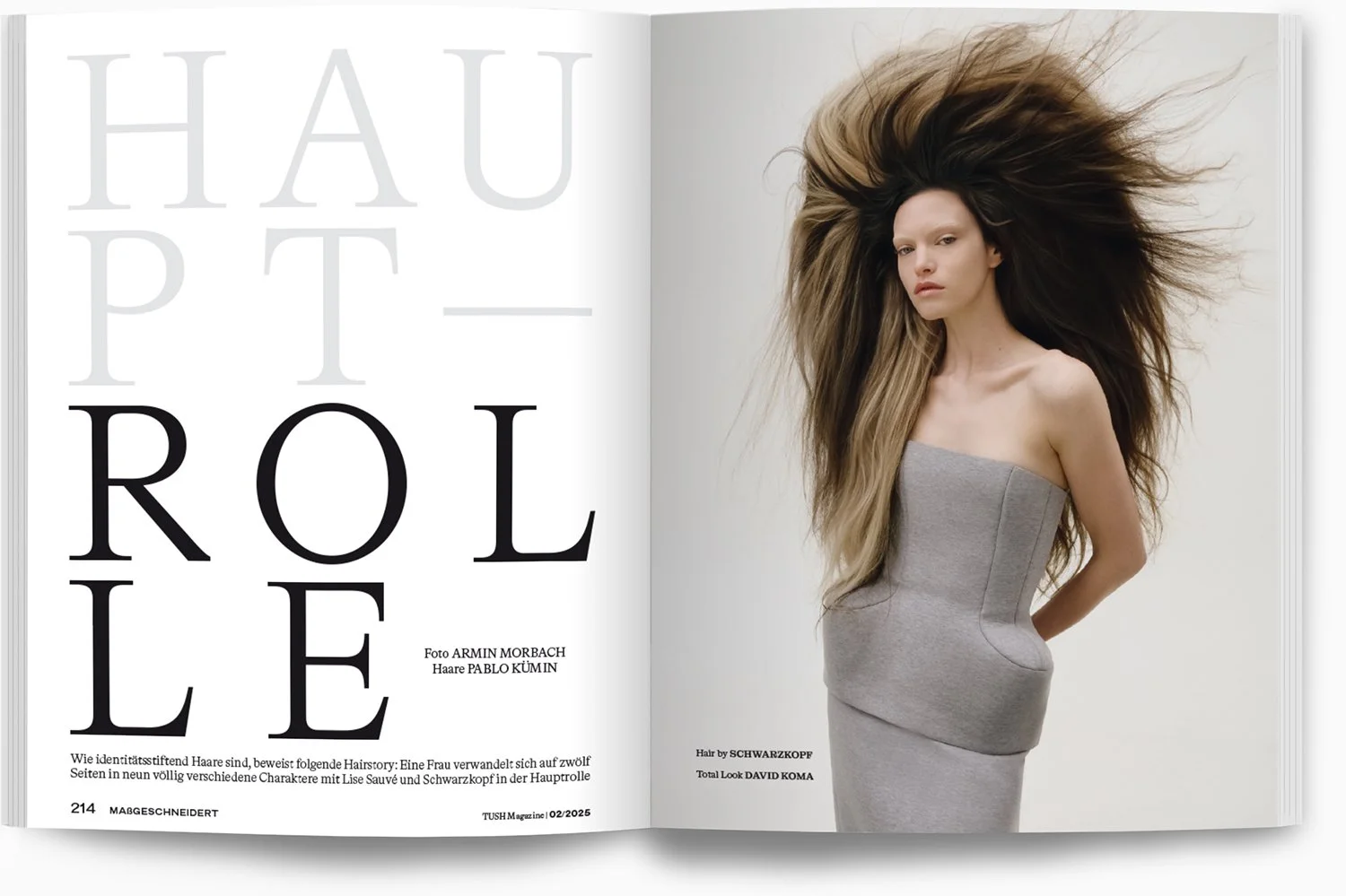 Ein Magazin mit einer Modelfoto-Seite. Auf der linken Seite große, große Buchstaben, die den Titel oder das Thema des Artikels bilden, auf der rechten Seite ein Bild eines Models mit voluminösem Haar, in einem grauen, schulterfreien Kleid.