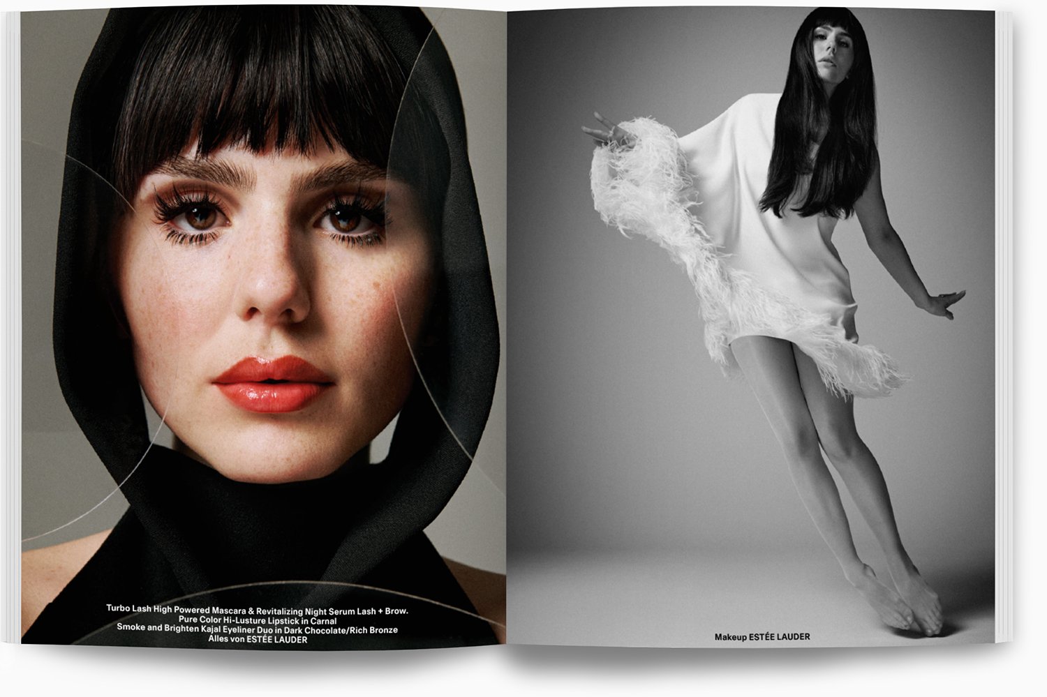 Doppelseite in einem Magazin mit Model-Fotos. Die linke Seite zeigt ein Close-up eines Gesichts mit dunklem Make-up, der Name und Produkte der Kosmetikmarke ESTÉE LAUDER. Die rechte Seite zeigt eine schwarz-weiße Aufnahme einer tanzenden Frau in eine