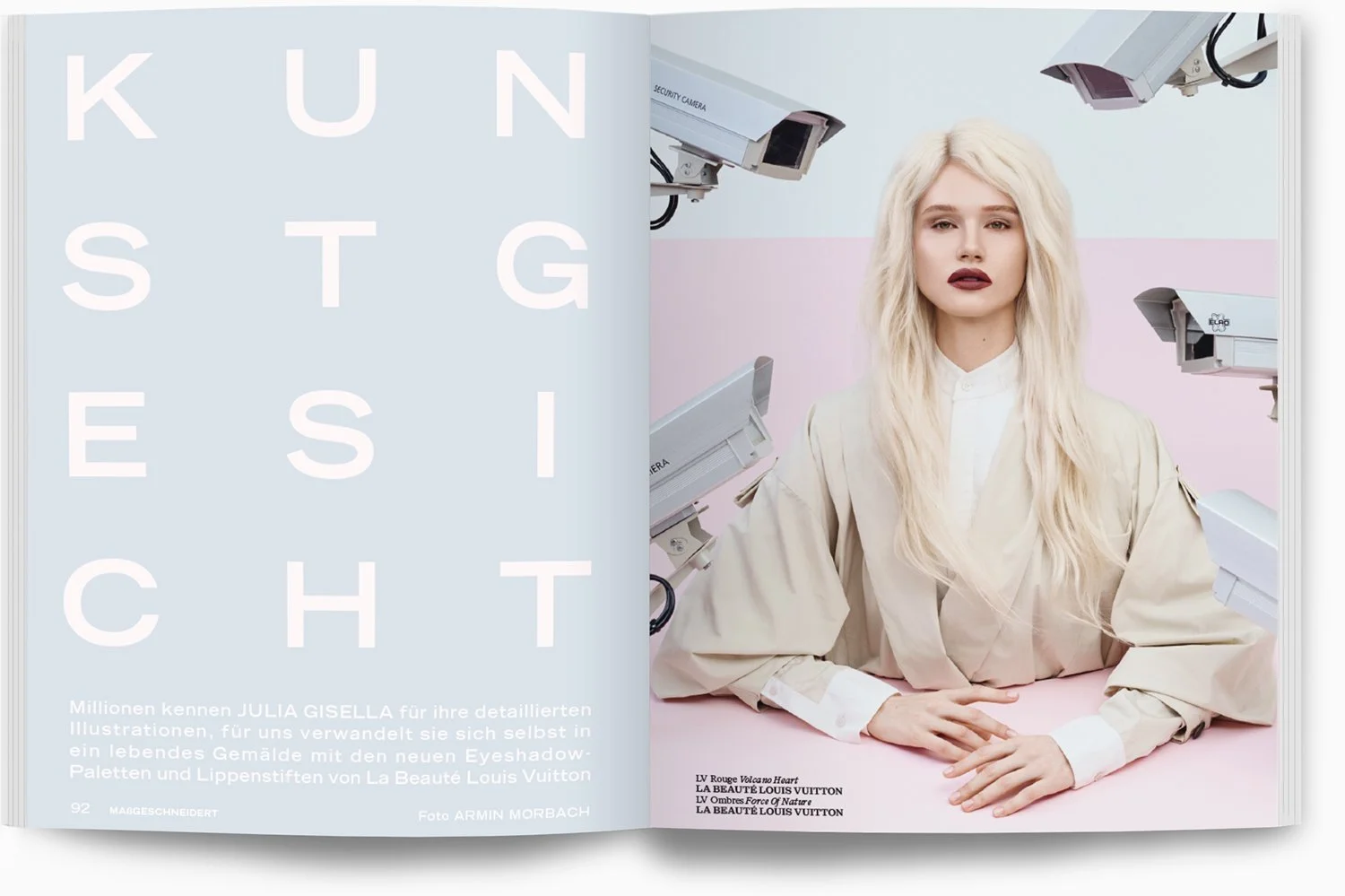 In der Mitte ein blondes Model mit rotem Lippenstift, gekleidet in ein cremefarbenes Kleid, vor einem pastellfarbenen Hintergrund mit Überwachungskameras. Texte auf der linken Seite in weißer Schrift auf hellblauem Hintergrund.