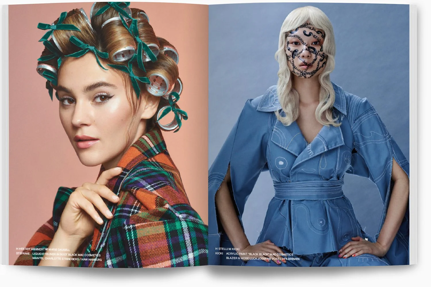 Zwei Frauen in Modefotografie, links eine mit Haarwicklern und kariertem Mantel, rechts mit blauer mit Mustern bedruckter Kleidung und Gesichtsdruck in Schwarz auf Weiß.