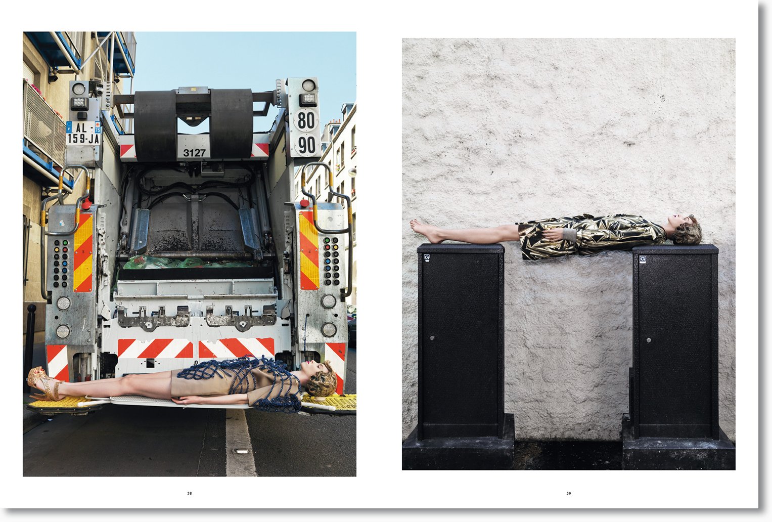 Linkes Bild: Eine Person liegt auf einer Trage vor einem Müllwagen, getragen von der Straße. Rechts im Bild: eine Person liegt auf zwei schwarzen Lautsprechern vor einer hellen Wand.