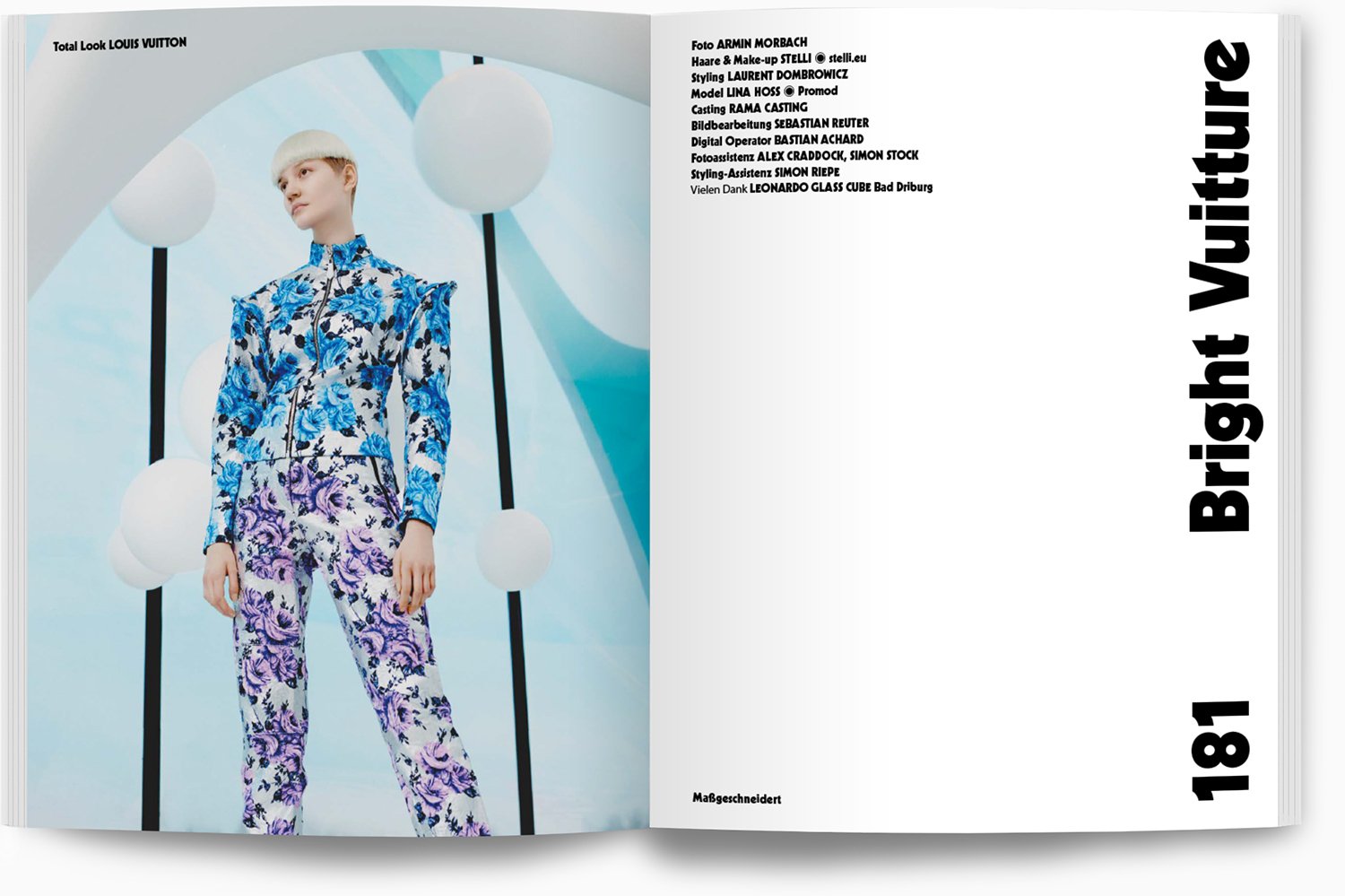 Modebild einer jungen Frau in einem blumigen Outfit vor einem modernen, geometrischen Hintergrund mit weißen runden Elementen, im Rahmen eines Magazineintrags.