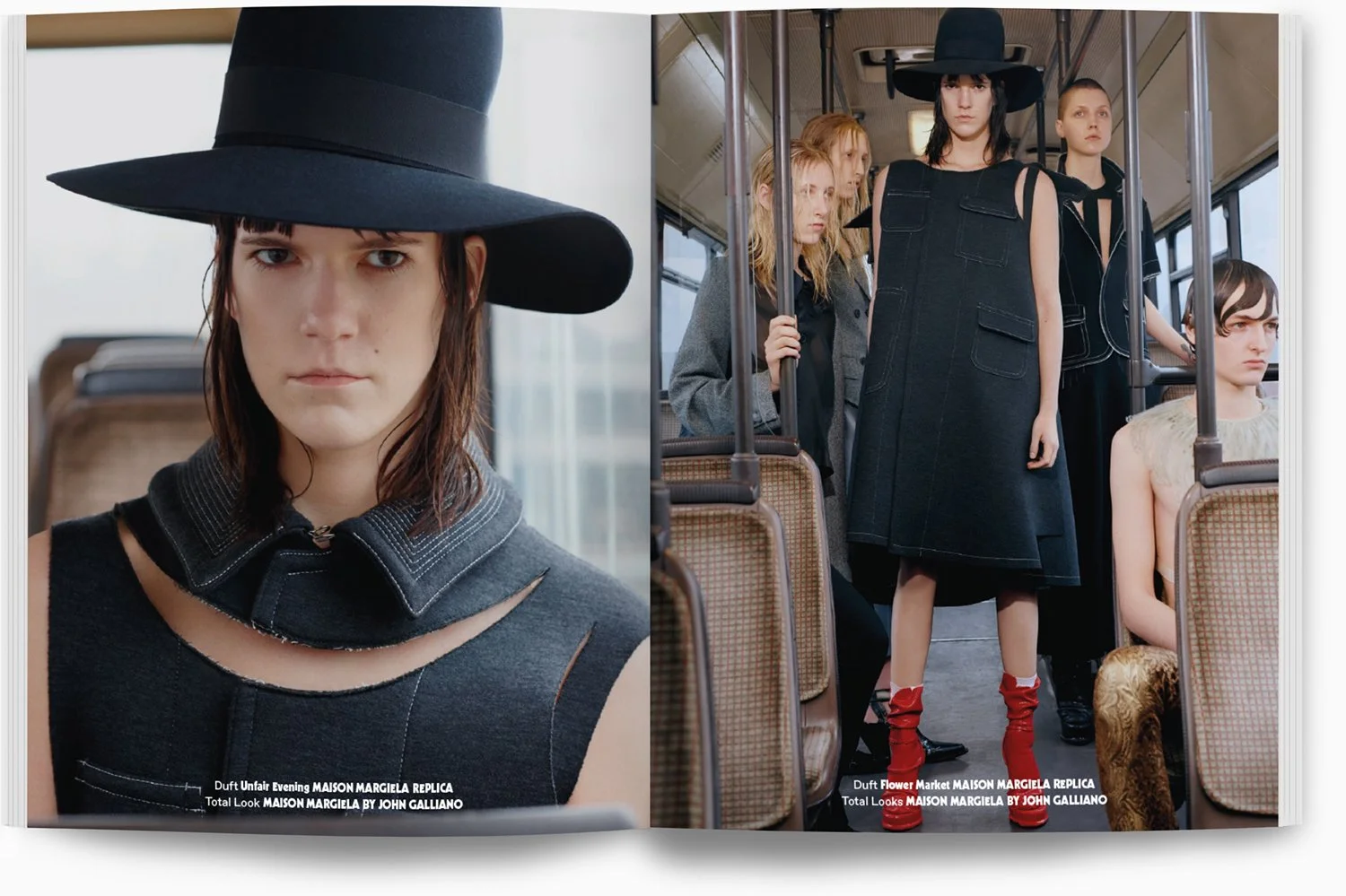 Modefotos mit Modellen in ausgefallenen Outfits in einem öffentlichen Nahverkehrsmittel, links ein Mädchen mit schwarzem Hut und modernen schwarzen Kleid, rechts mehrere Mädchen in avantgardistischen Kleidern, eines trägt einen großen schwarzen Hut u