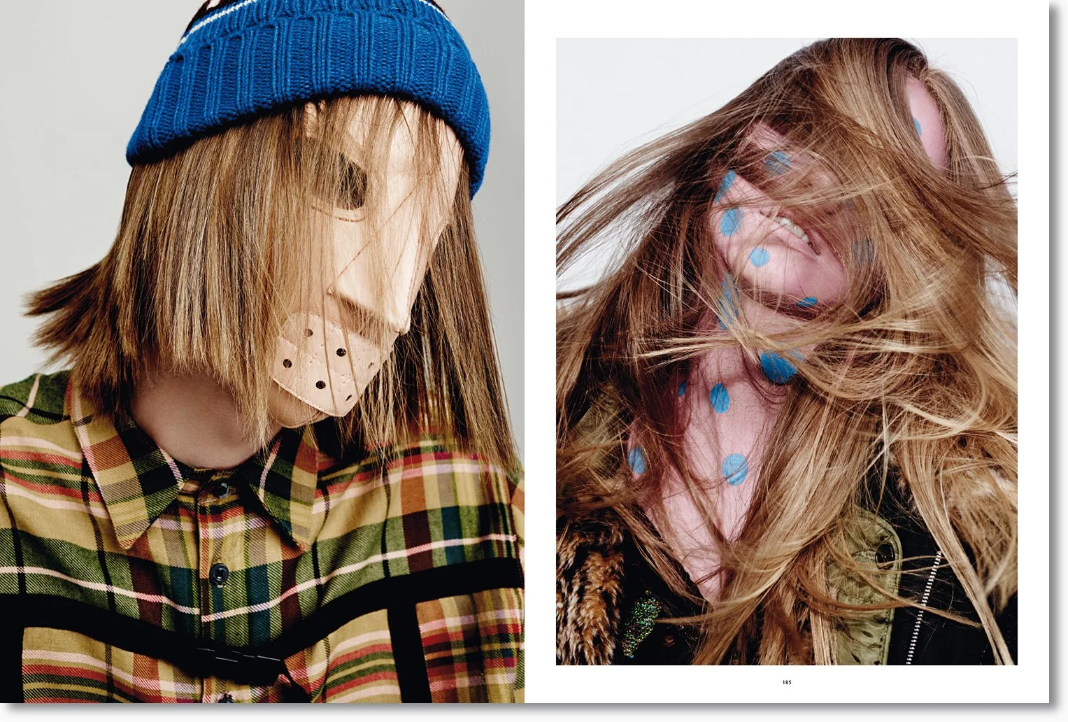 Zwei Frauen mit langem Haar, eine trägt eine blaue Mütze und eine Maske, die andere hat ihr Haar im Wind, beide in modischer Kleidung.