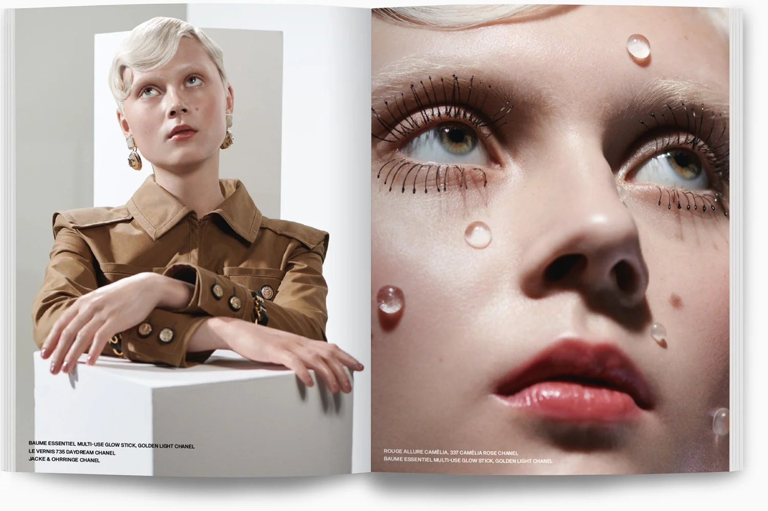 Zwei Seiten eines offenen Mode- oder Kosmetikmagazins, mit einem Porträt einer Frau mit blonder Kurzhaarfrisur auf der linken Seite und einem Nahaufnahme ihres Gesichts auf der rechten Seite, mit Wasserkugeln auf der Haut, Make-up und Wimpern