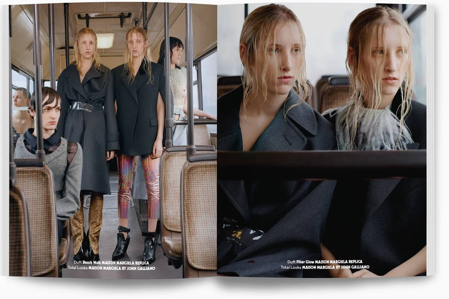 Modelle in modischer Kleidung sitzen und stehen in einem Bus, gezeigt in einem Mode-Lookbook. Das Bild ist in zwei Hälften geteilt, links stehende Modelle im Innenraum, rechts nahaufnahme der Models auf einem Sitz.