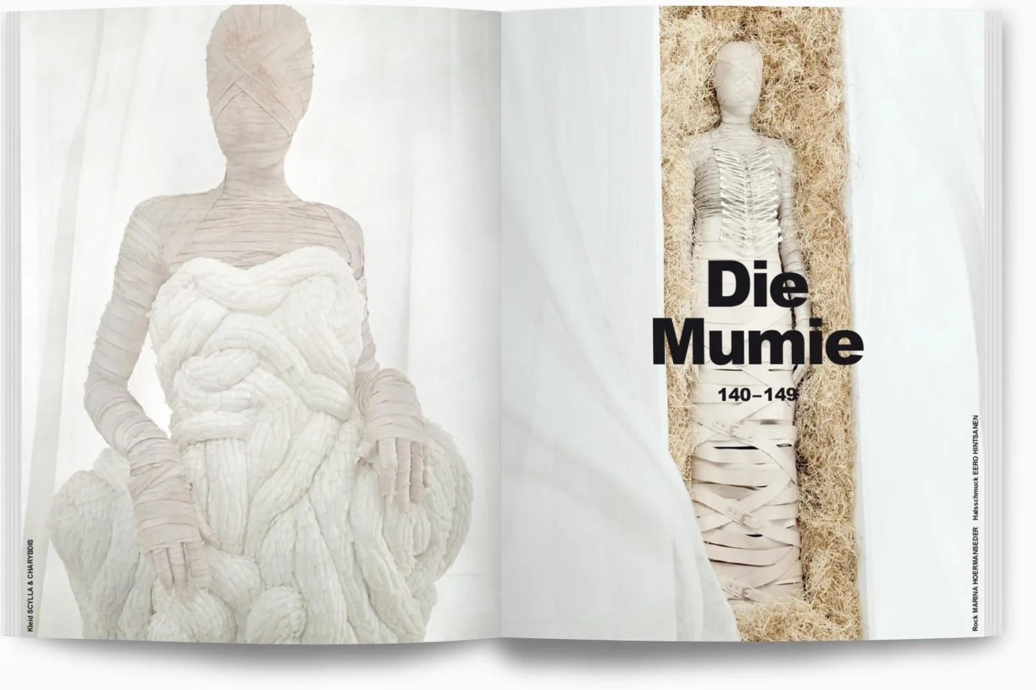 Ausstellungsbild mit skulpturale Kunstwerken, die Menschen darstellen, aus Textilien in Beige- und Weißtönen, mit schwarzer Schrift auf der rechten Seite, die 'Die Mumie 140-149' lautet, und weitere kleinere Texte.