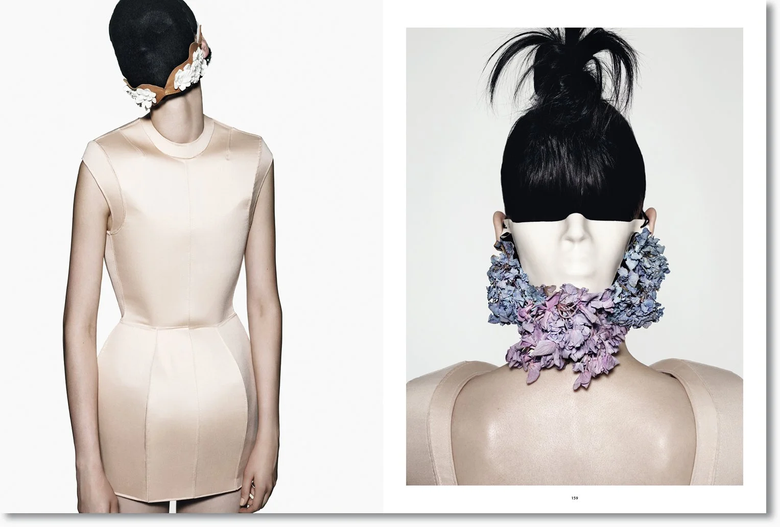 Zwei Modelle mit avantgardistischer Mode und ausgefallenen Accessoires, eines mit hellem Kleid und einem Blatt-Haarband, das andere mit schwarzen Haaren, einem Binde-Augen-Look und einer Halskrause aus blauen und lila Blumen.