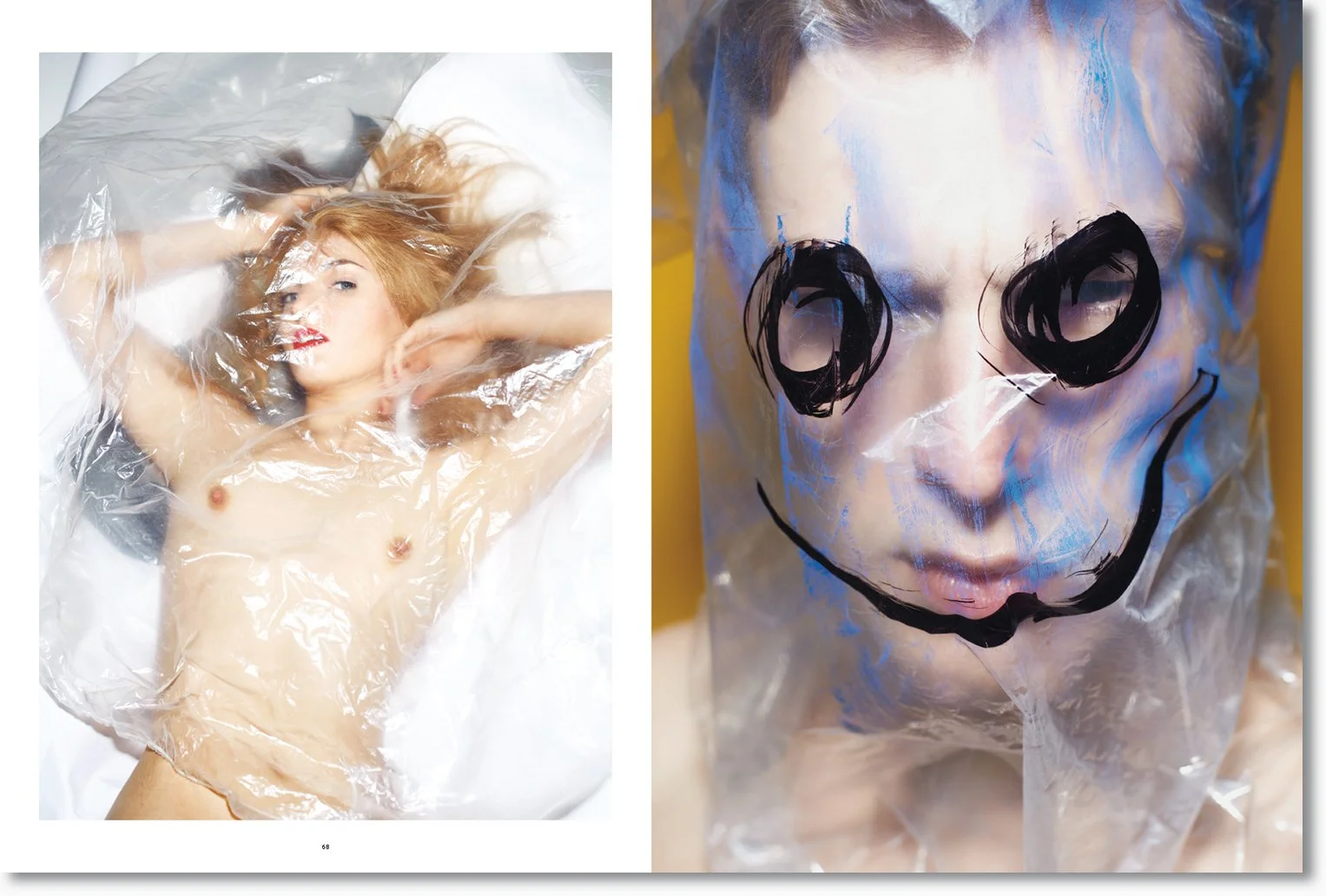 Linke Seite: Eine nackte Frau mit roten Haaren liegt auf weißem Bett, eingewickelt in eine transparente Plastikfolie. Rechte Seite: Ein Kind trägt eine transparente Plastikmaske mit einem schwarzen, lachenden Gesicht darauf, das auf seinem Gesicht ge