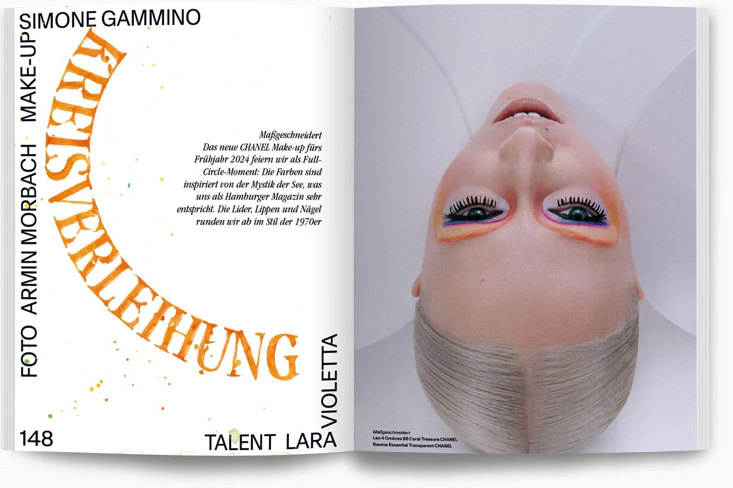 Auf der rechten Seite ein upside-down Portrait eines Menschen mit Make-up, der Kopf nach hinten geneigt ist. Auf der linken Seite Text in Deutsch und Englisch, beschreibt eine Mode-Kampagne für Chanel Make-up, inspiriert von Meer und 1970er Jahren.