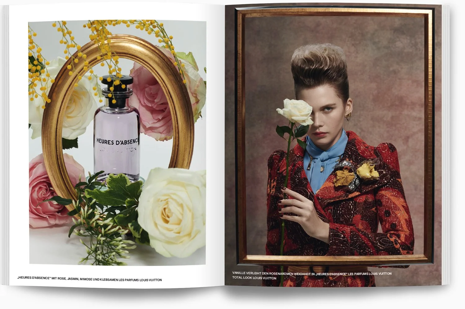 Seitenansicht eines Beauty- oder Modefotos mit einem Blumenarrangement, einem Parfümflakon und einem porträtierten Modell. Das Bild auf der rechten Seite zeigt eine Frau mit kurzen, hochgestylten Haaren, in einer roten, gemusterten Jacke, die eine we