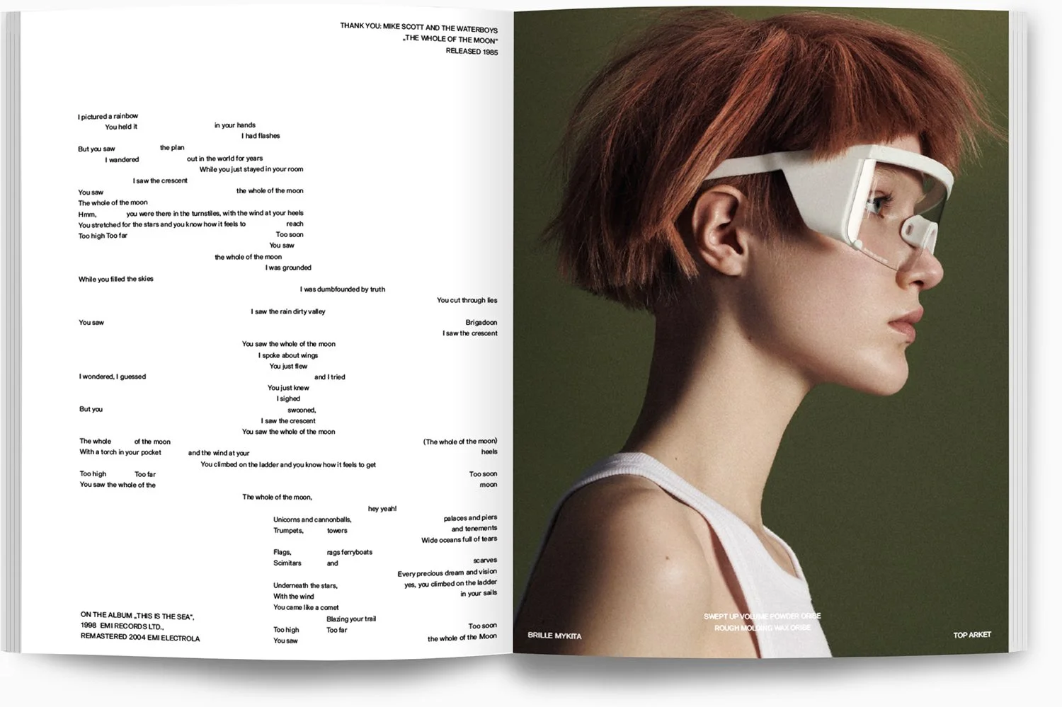 Ein geöffnetes Magazin mit einem Seitenhintergrund in dunklem grün. Auf der rechten Seite ist ein Porträt einer jungen Frau mit roten Haaren in Profilansicht, die eine White-Rider-Sonnenbrille trägt. Links befindet sich Liedtext in deutscher Sprache.