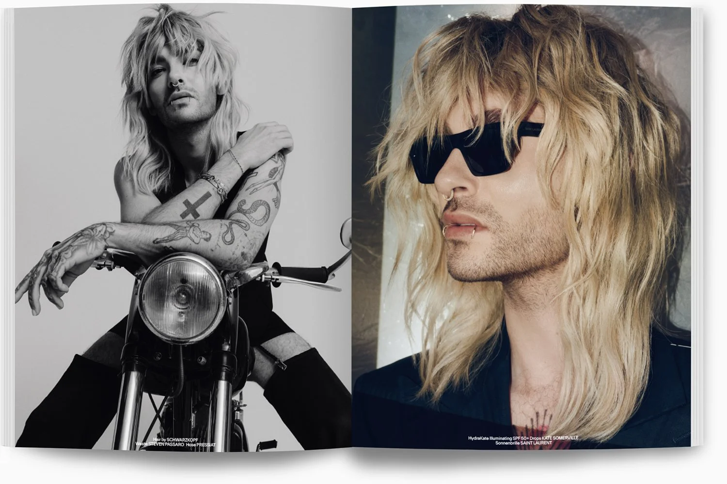 Zwei Fotos eines Mannes mit langen, blonden, wild zerzausten Haaren. Auf der linken Seite in Schwarz-Weiß, lehnt er auf einem Motorrad und zeigt Tattoos auf den Armen. Auf der rechten Seite trägt er dunkle Sonnenbrille, hat Piercings im Gesicht und t