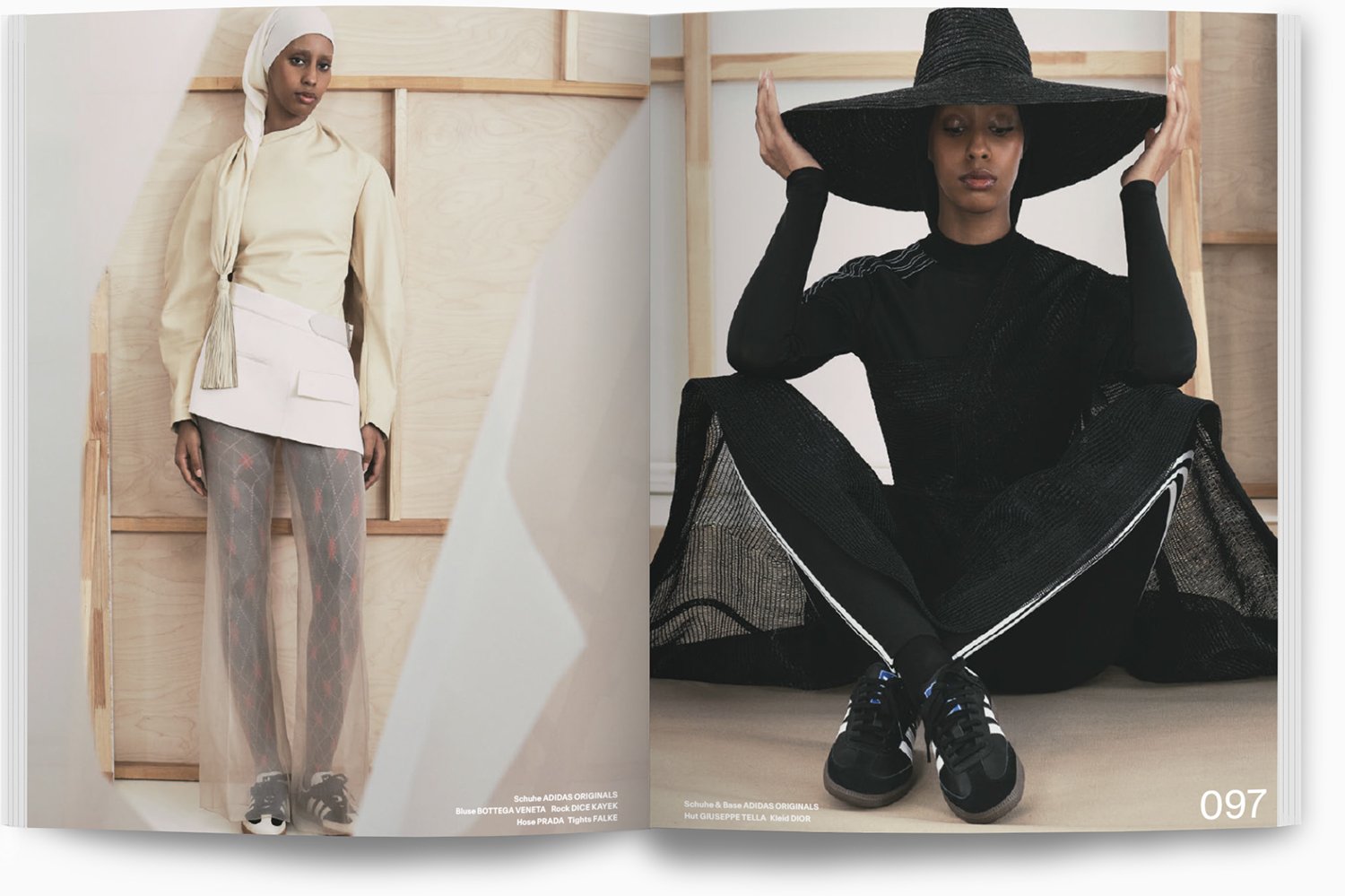 Zwei Frauen in Mode-Outfits, eine auf der linken Seite trägt eine beige Bluse mit Tuch und graue Plisseehose, die andere auf der rechten Seite trägt einen schwarzen Hut, schwarzen Pullover und schwarze Hosen, sitzt mit gekreuzten Beinen und trägt sch