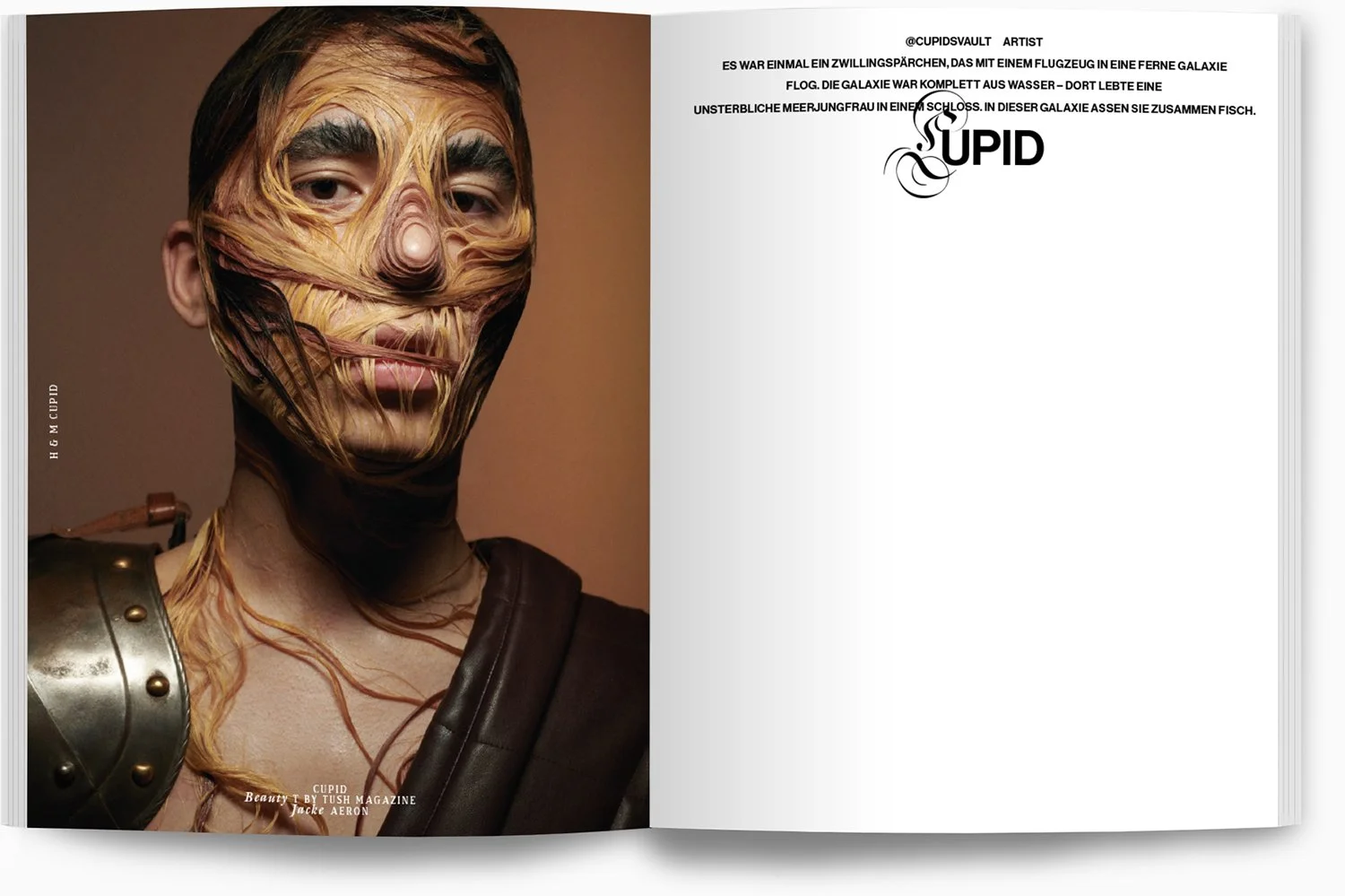 Porträt eines Menschen mit aufwändiger, künstlerischer Gesichtshaarmaske, getragen als Teil eines Fantasy- oder Sci-Fi-Kostüms. Die Person trägt eine Rüstung auf der Schulter.