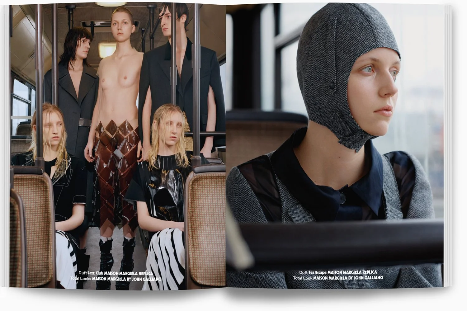 Auf der linken Seite sitzen fünf junge Frauen in einem Bus, zwei von ihnen tragen schwarze Kleidung, eine trägt eine schwarze und weiße gestreifte Kleidung, und zwei stehen im Hintergrund, eine nackt mit einem braunen Minikleid und die andere in eine