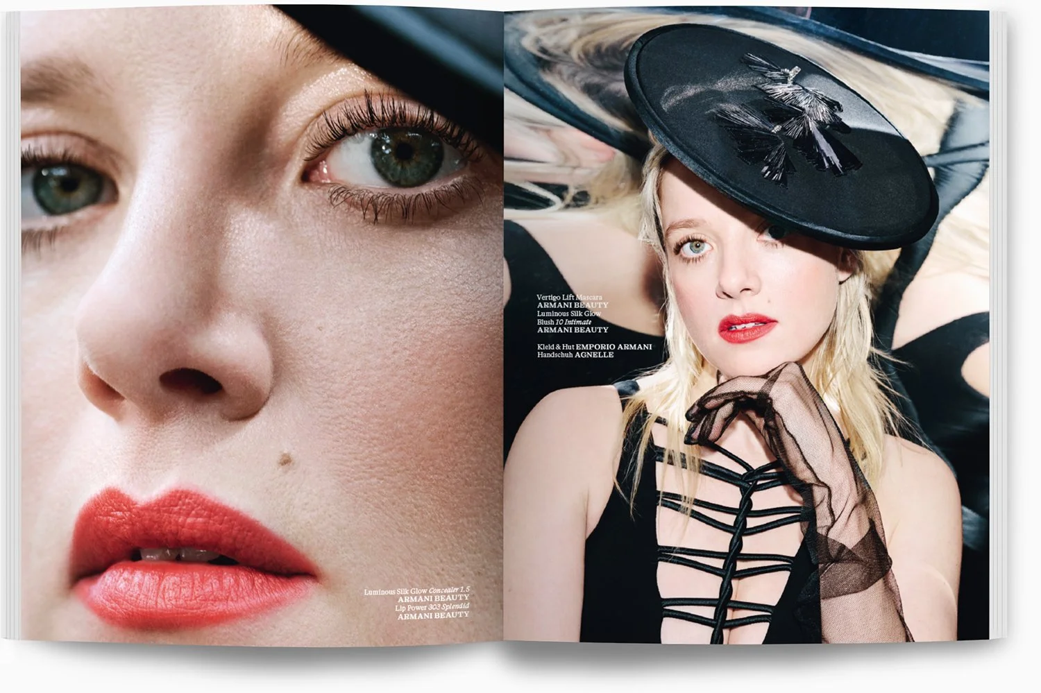 Nahaufnahme eines Mädchens mit rotem Lippenstift und grünen Augen auf der linken Seite. Auf der rechten Seite ein weiteres Mädchen mit blonder Haut, roten Lippen, schwarzen Kleid, schwarzen Handschuhen und einem großen schwarzen Hut mit Applikationen