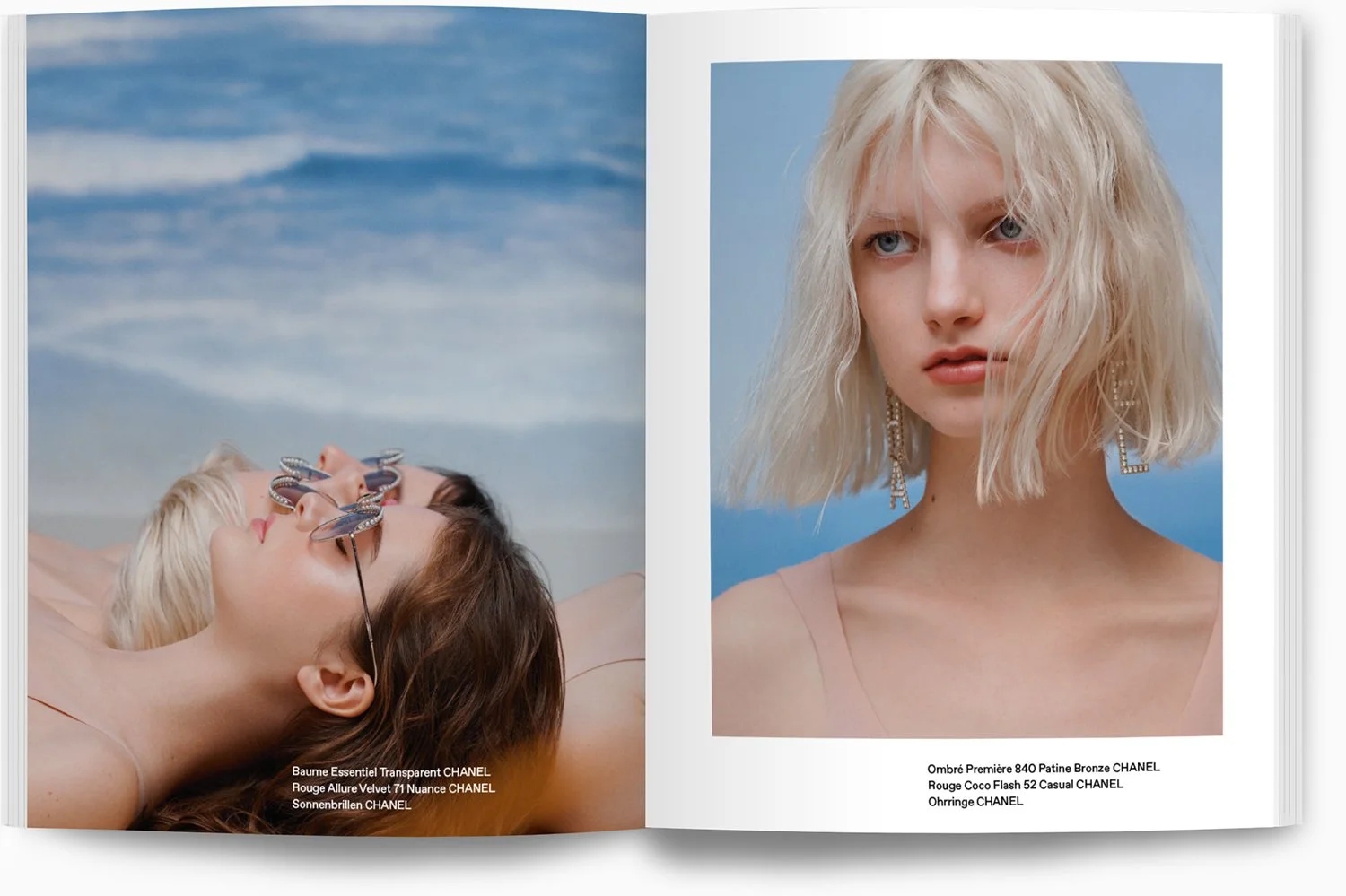 Ein offenes Magazin mit zwei Fotos von Models. Das linke Foto zeigt eine Frau mit Sonnenbrille, die am Strand liegt, während sich Schmetterlinge auf ihre Nase setzen. Das rechte Foto zeigt eine Frau mit kurzem, gewelltem blondem Haar vor einem blauen