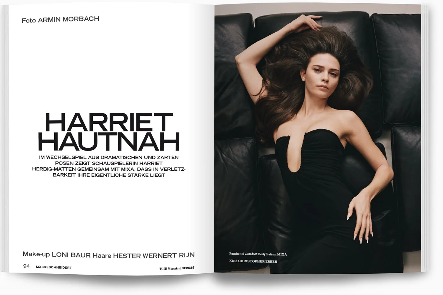 Eine junge Frau liegt auf einer schwarzen Ledercouch mit langen braunen Haaren, trägt ein schwarzes Kleid und sieht ernst in die Kamera. Das Bild ist Teil eines Modemagazing Roths mit Text auf der gegenüberliegenden Seite.