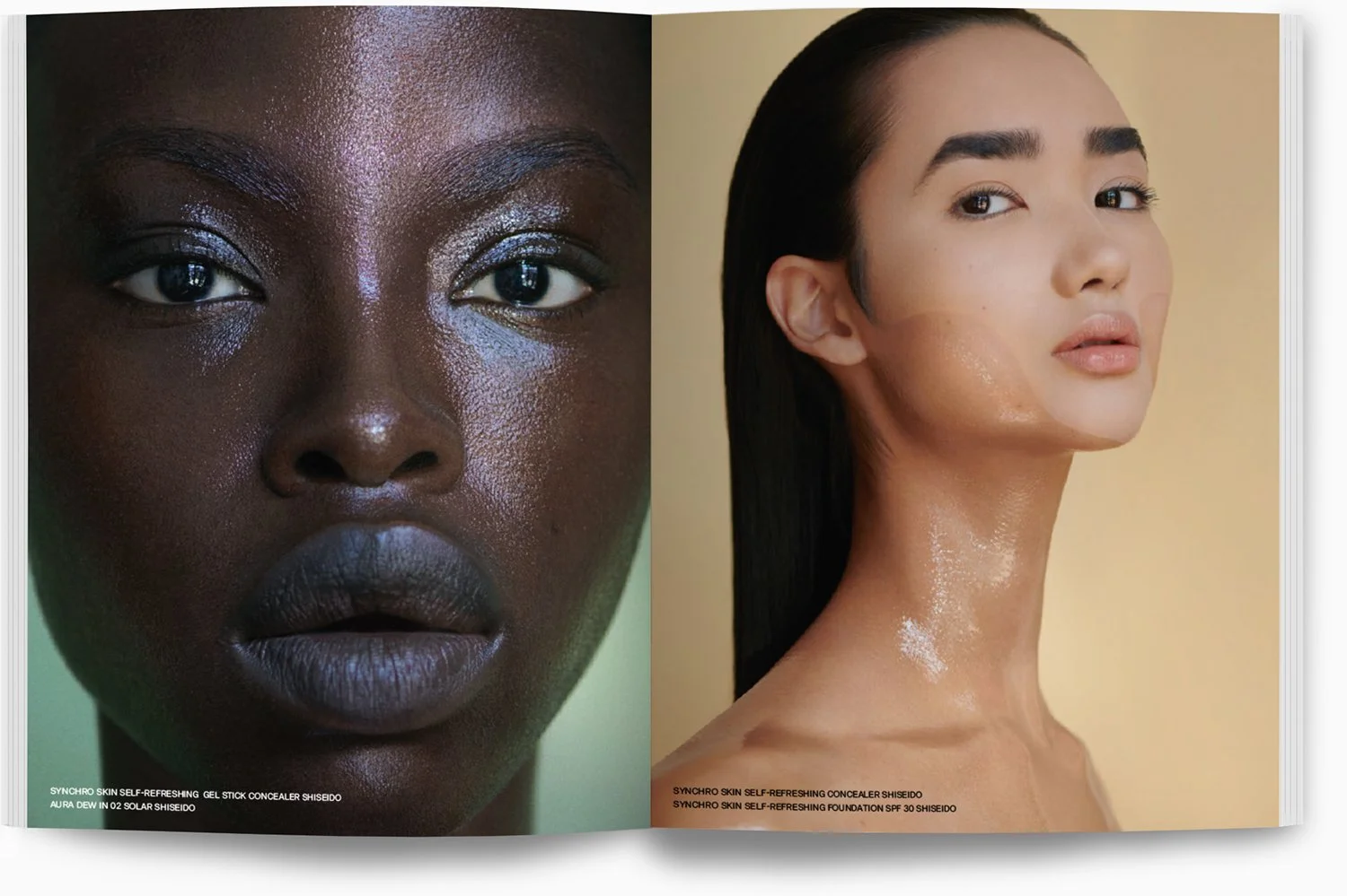 Zwei Frauen mit makelloser Haut und dezenten Make-up, jede mit nassem Aussehen. Die Frau auf der linken Seite hat dunkle Haut, die Frau auf der rechten Seite hat helle Haut und trägt Foundation mit Lichtschutzfaktor.