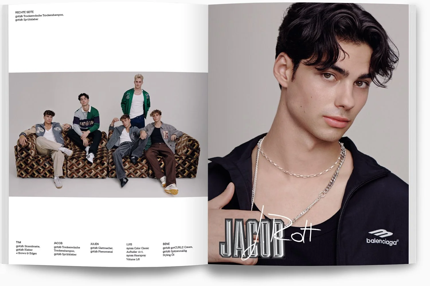 Gruppenfoto von fünf jungen Männern, die auf einem antik gemusterten Sofa sitzen, und eine Nahaufnahme eines jungen Mannes mit dunklen, welligen Haaren, der Jeans und mehreren silbernen Halsketten trägt.