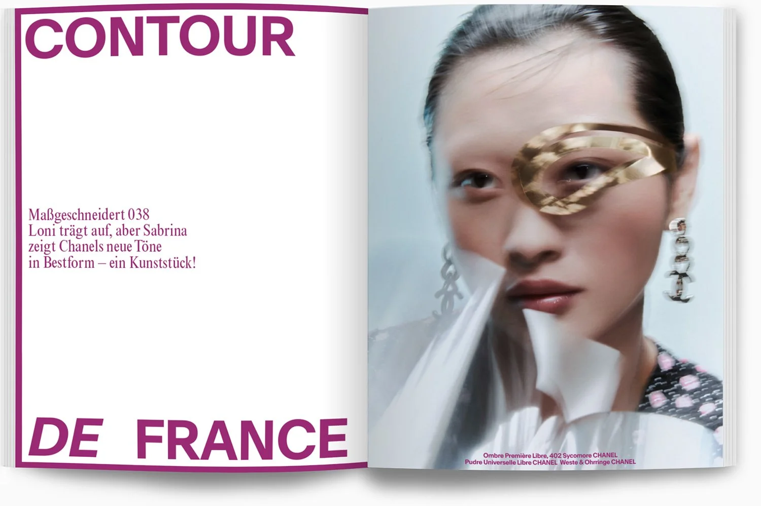 Eine Modezeitschrift mit fotografischem Porträt einer jungen Frau mit ungewöhnlichen Accessoires, darunter eine goldene Augenmaske, große Ohrringe und gepunktetem Oberteil. Die Seite enthält Text in Deutsch, der über Kosmetik und Chanel-Produkte spri