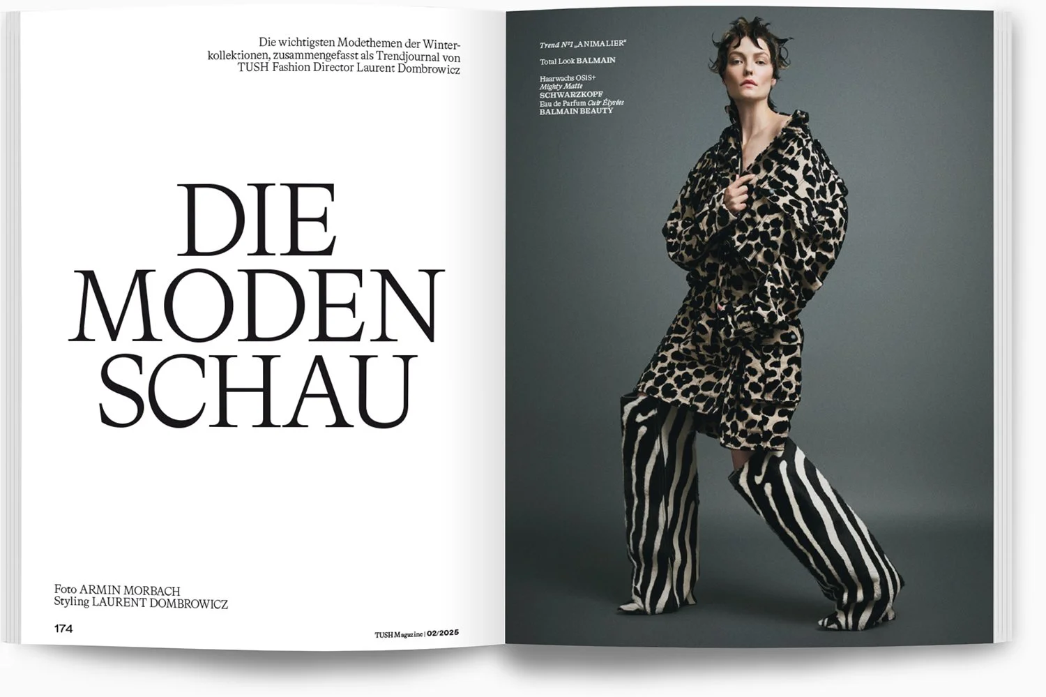 Doppelseite einer Modeseite in einem Magazin, links groß mit Text: 'DIE MODEN SCHAU' und rechts ein Model in Leoparden- und Streifenmuster Kleidung gegen dunklen Hintergrund.