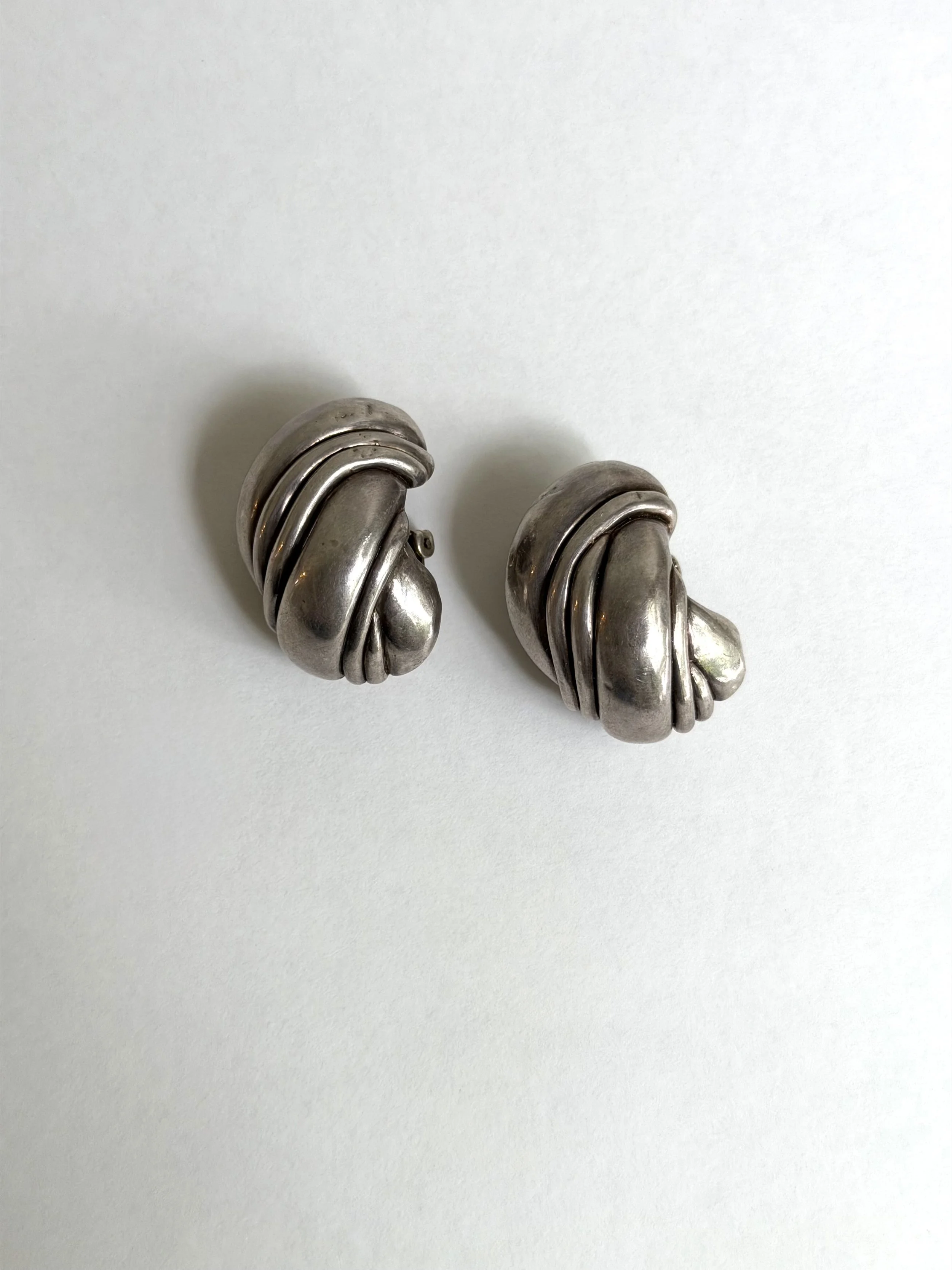 Bat Ami puffy ribbon earrings