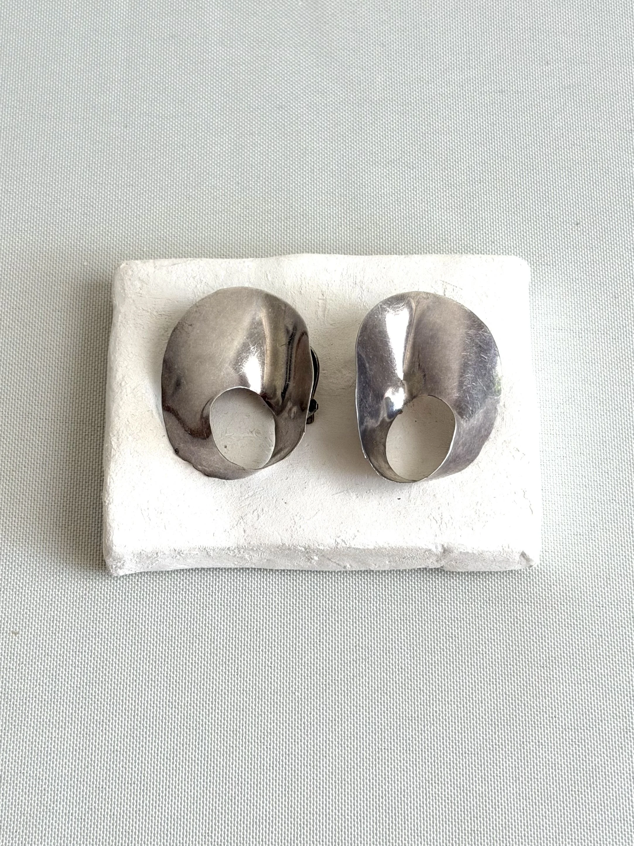 Ribbon loop earrings