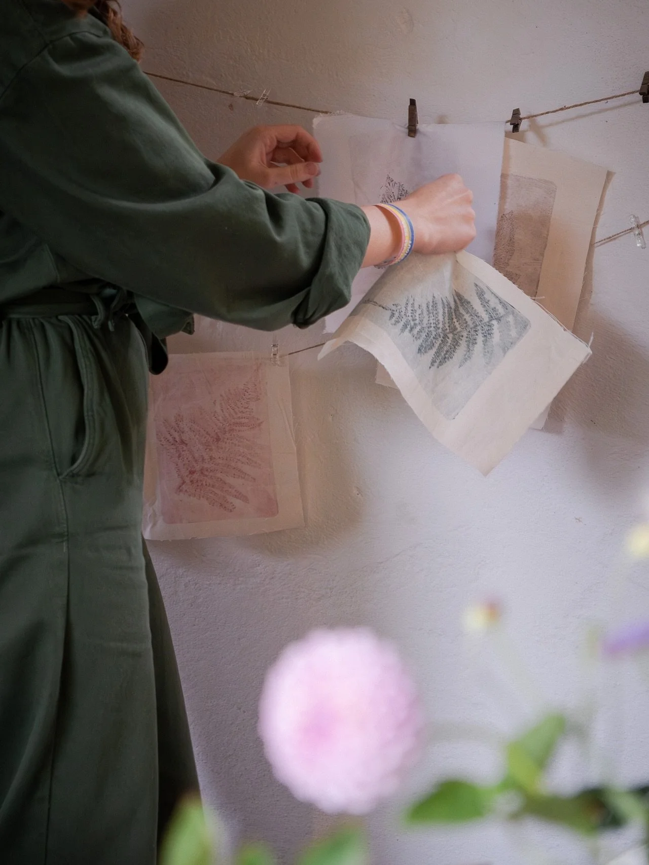A quiet morning inspired by the colours and stillness of autumn.

It was a pleasure to photograph the lovely workshop hosted by @xixifloralprints in Breukelen.

Creativity, cake, coffee, a wood stove. The recipe for a perfect day.