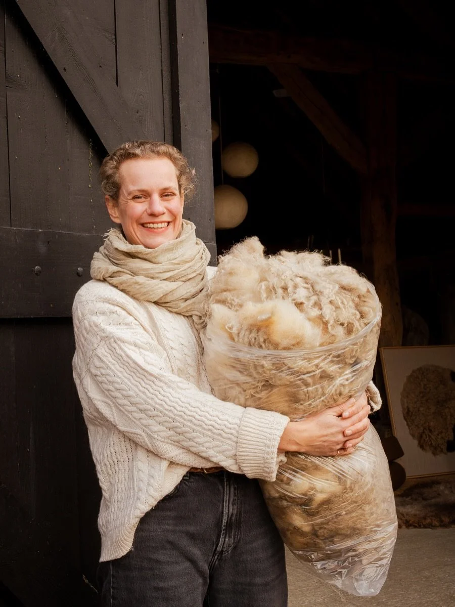 To close off the year, I had the opportunity to photograph the lovely Babette in her creative space:
a beautiful barn in the countryside where she creates stunning wall hangings using local sheep wool.

I took this opportunity to reflect on how much 