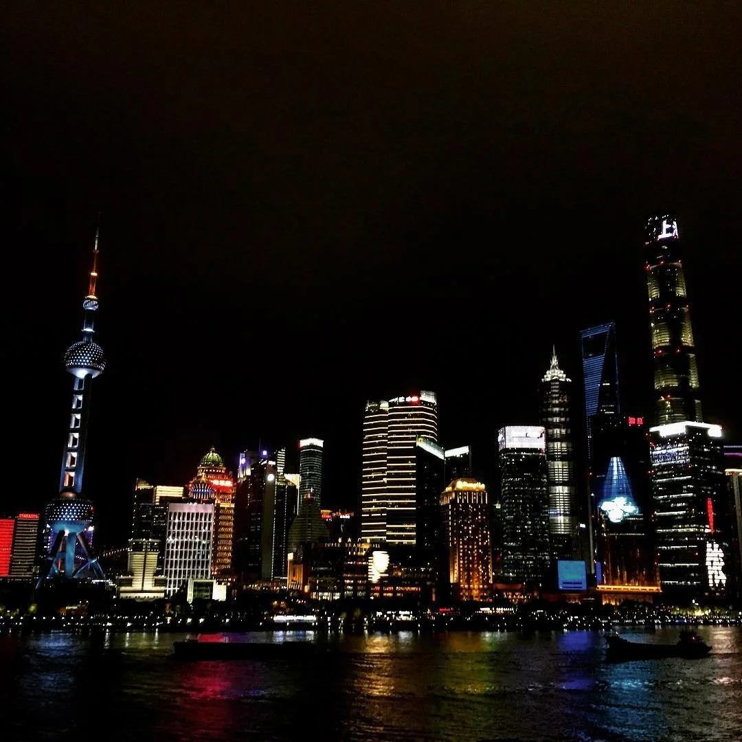The Bund, Shanghai.
.
.
.
#thebund #shanghai #china #reflection #bright-lights #tourlife