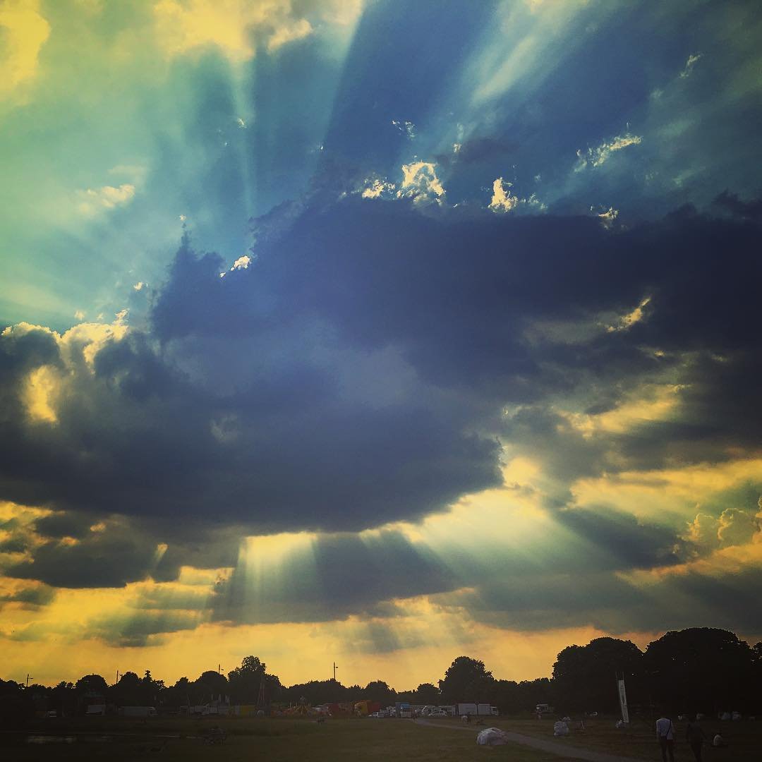 Every cloud.. #cloud #sun #rays #wimbledon #common #silverlining