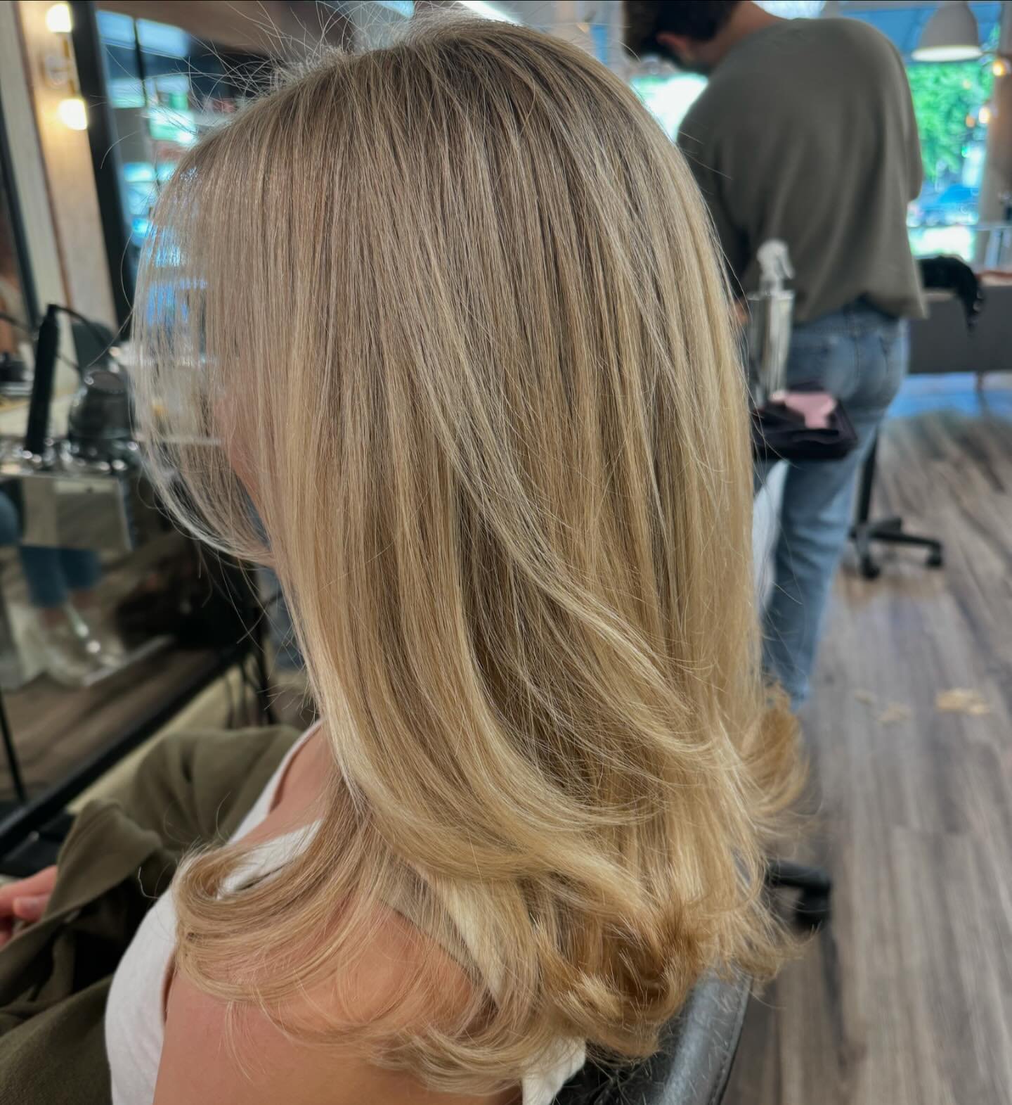 When your highlights are so baby fine they look like yours 😻
Channeling major sunshine vibes with these blonde dimensional highlights ☀️✨ #BlondeBombshell #DimensionalHair #HairGoals #SunKissed #HairInspiration #colormagic