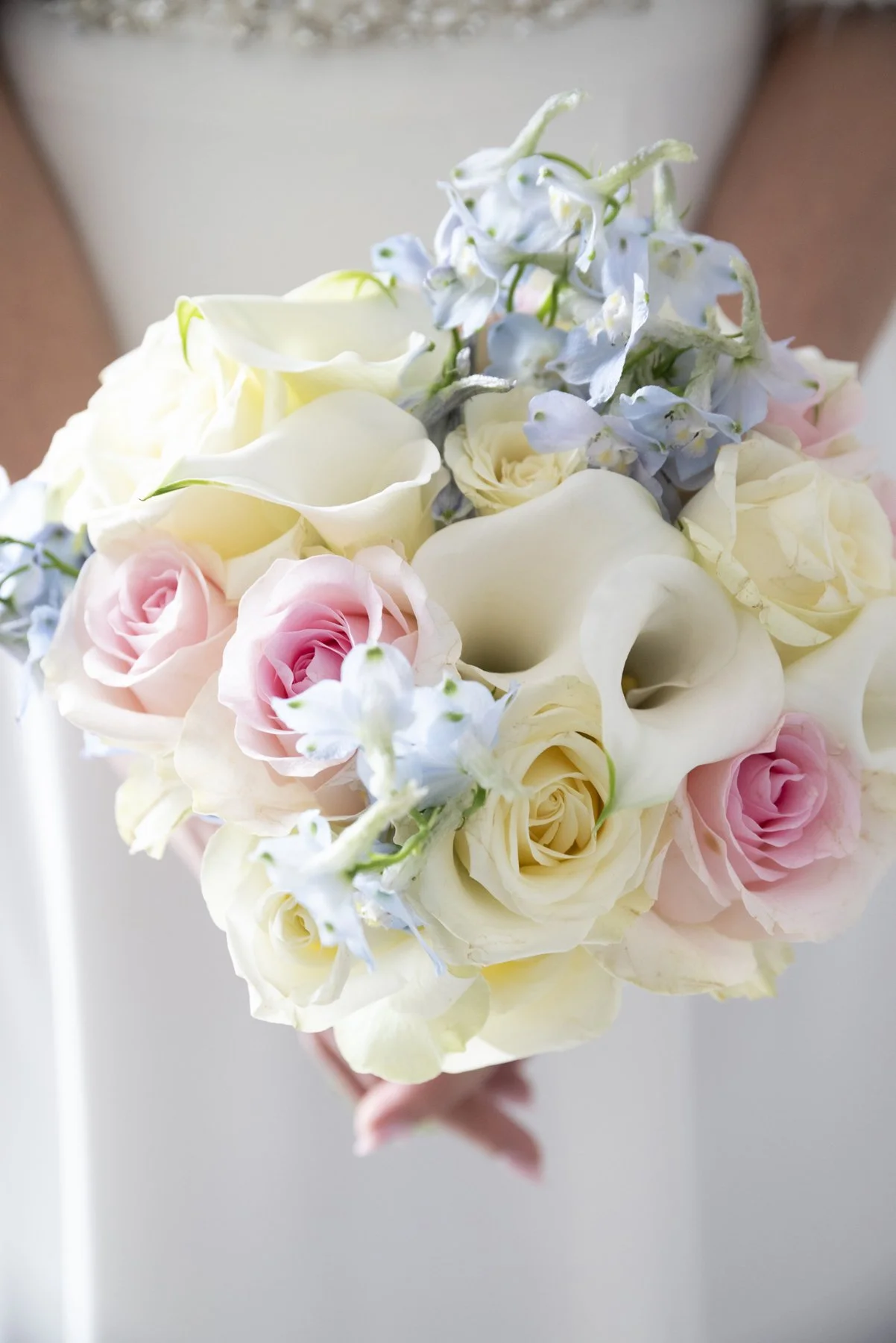 Mazzo di fiori con rose bianche e rosa, calla blanc, e ortensie azzurre. Fiori e grafica matrimonio. Servizio completo fiori, grafica e assistenza matrimonio in tutta la Lombardia, non ci sono costi di trasferta-