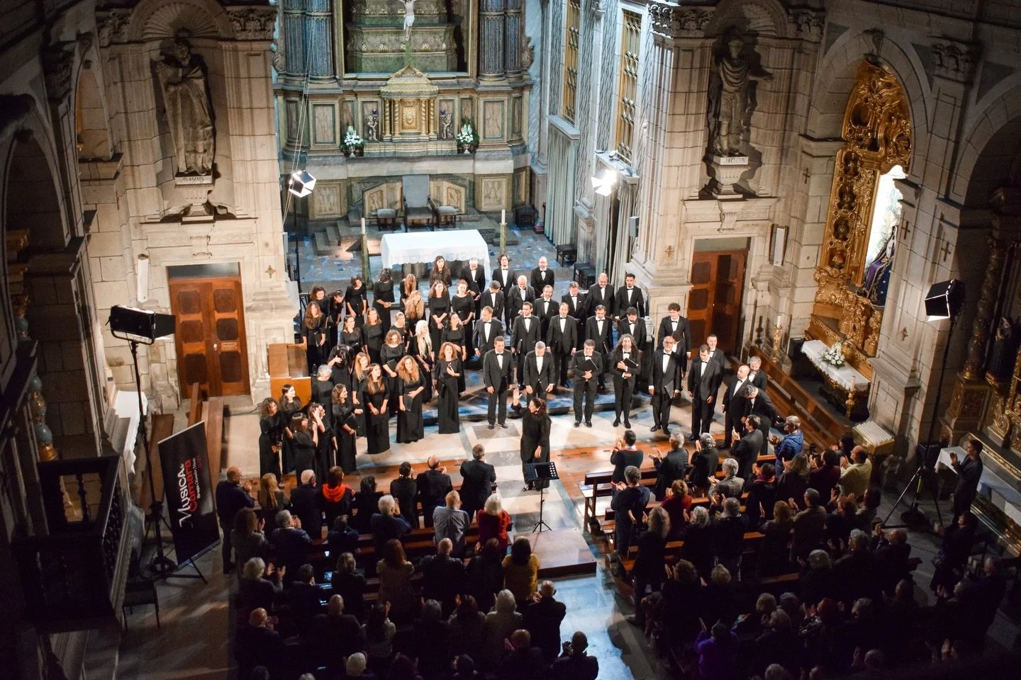 A interpreta&ccedil;&atilde;o do Concerto para Coro de Alfred Schnittke pelo Coro Gulbenkian, sob a dire&ccedil;&atilde;o de In&ecirc;s Tavares Lopes, constituiu um momento de rara e extraordin&aacute;ria beleza. No passado dia 1 de Novembro, o p&uac