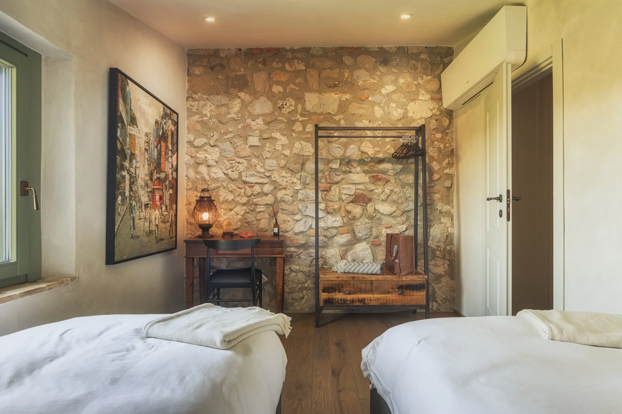upstairs guest room (two twin beds)