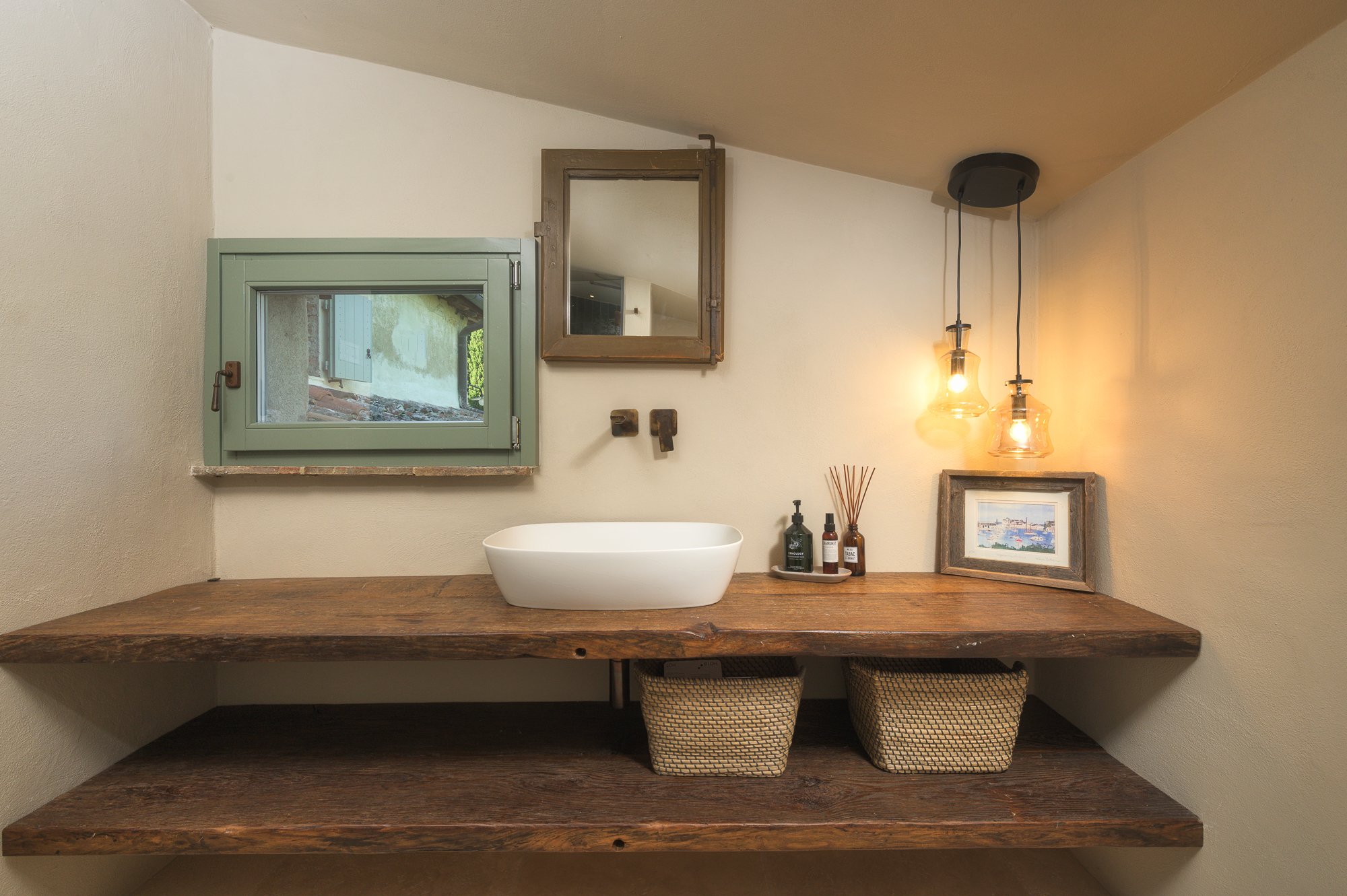 upstairs guest room bathroom