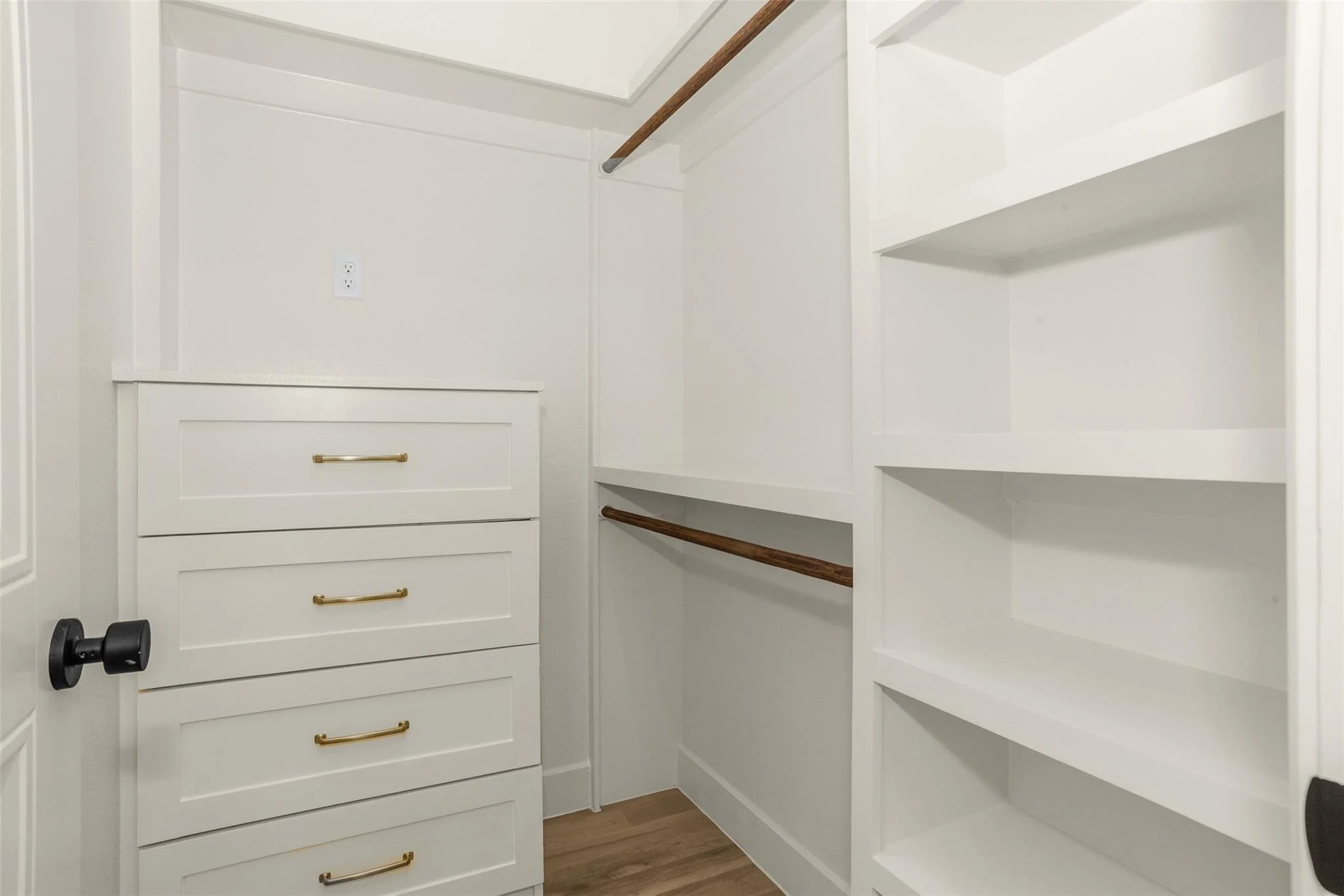 Closet 1.jpeg