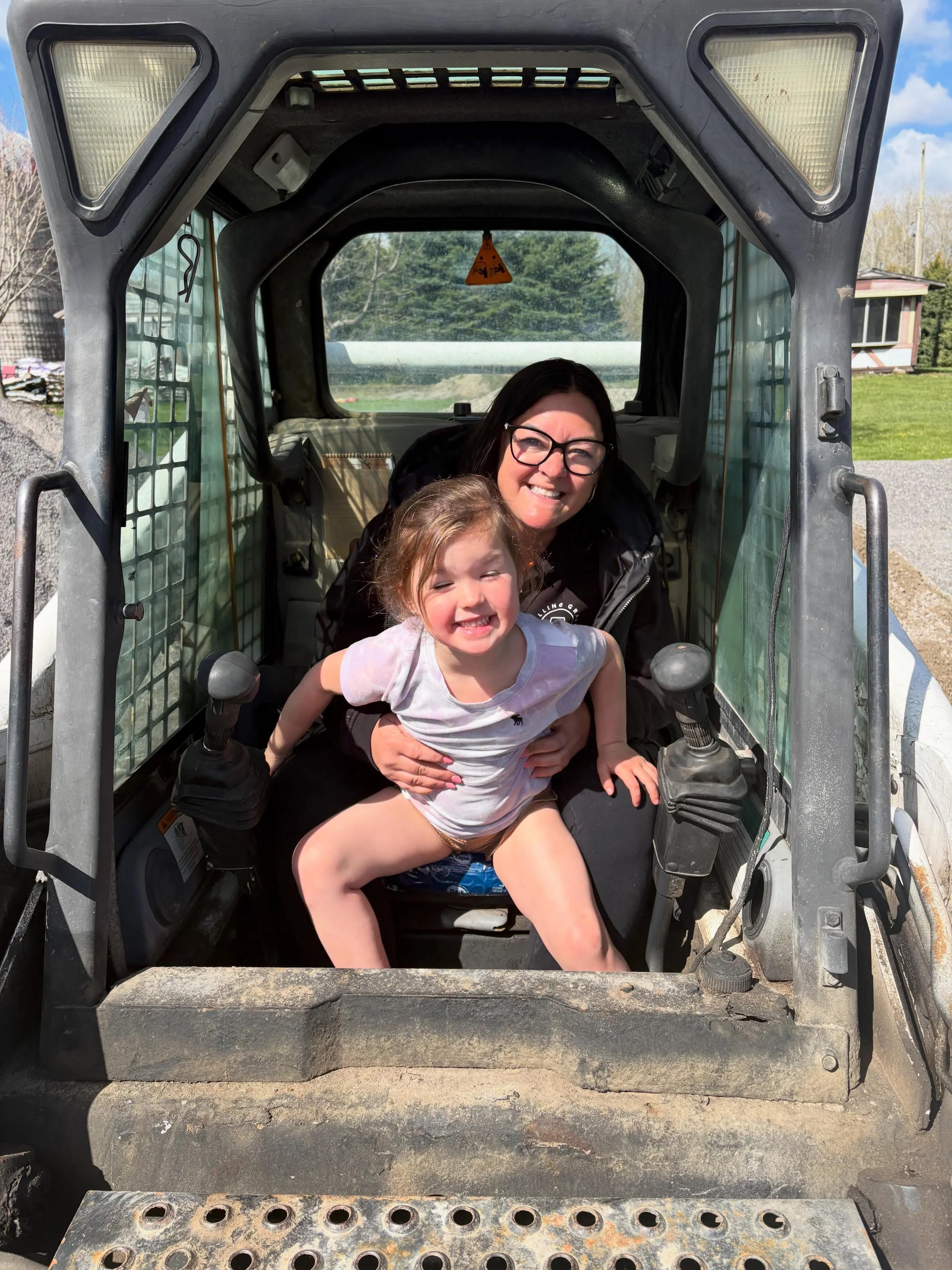 When customers show up and the cutest little clientele wants to help load🫶❤️🌞🤗