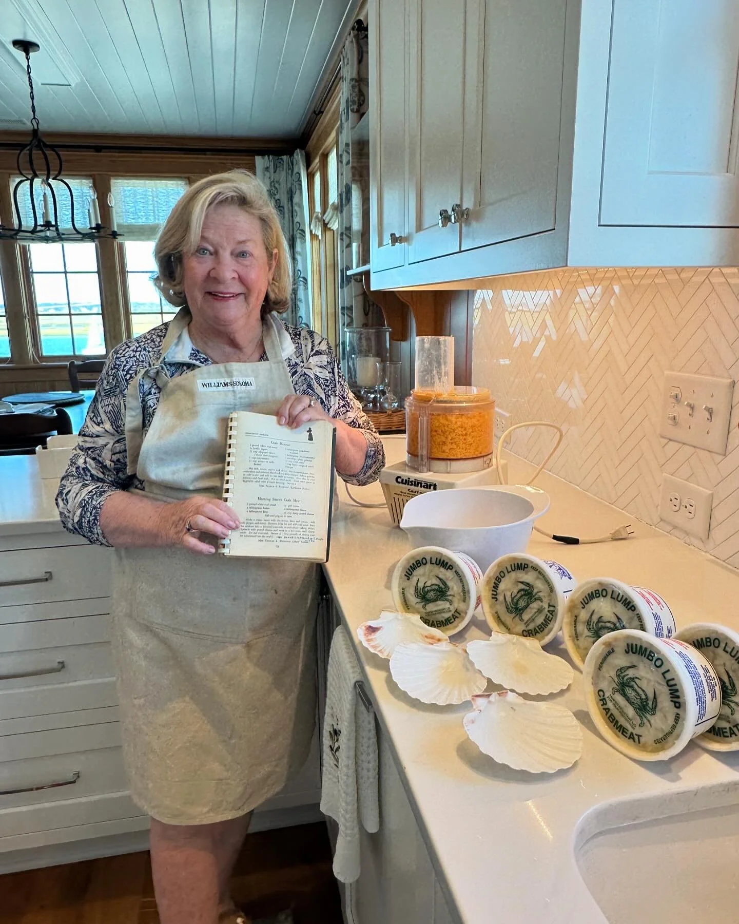 @biglilliansmith is cooking Meeting Street lump crab for the @ministeringcircle Annual Sale! Come purchase next Saturday at the Elks Club! 🦀 🦀 🦀