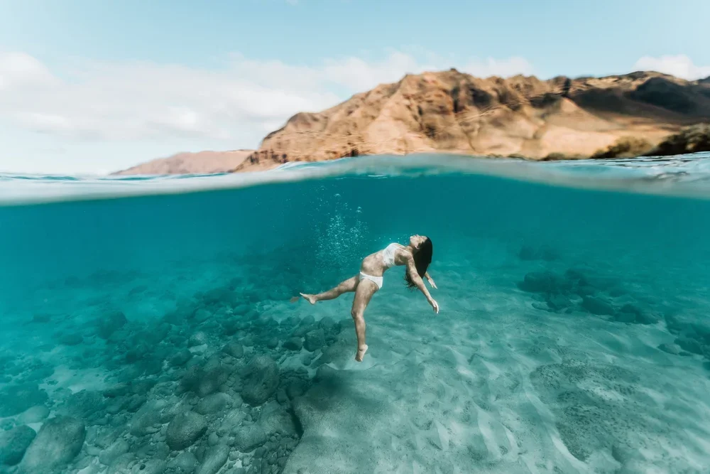 Highest Rated Oahu Babymoon Photographer Keora Ray captures a woman maternity underwater photoshoot