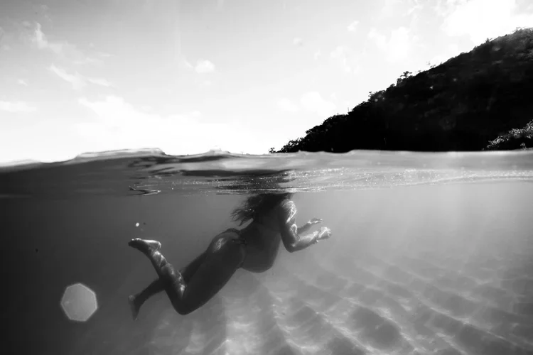 Professional Hawaii Babymoon and Maternity Photographer captures woman swimming underwater in Hawaii
